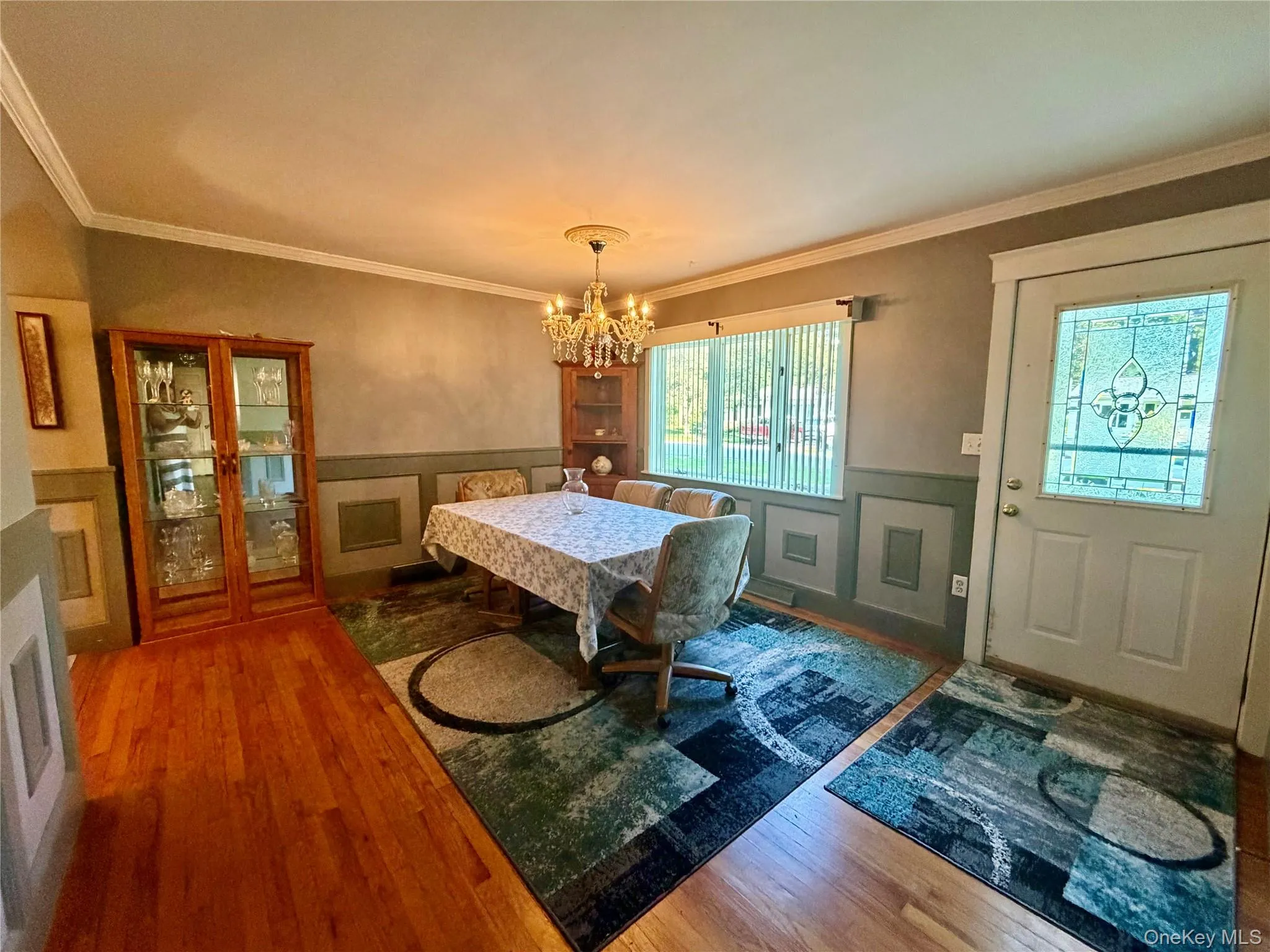 Wood-finish flooring with crown molding Wood-finish flooring with crown molding