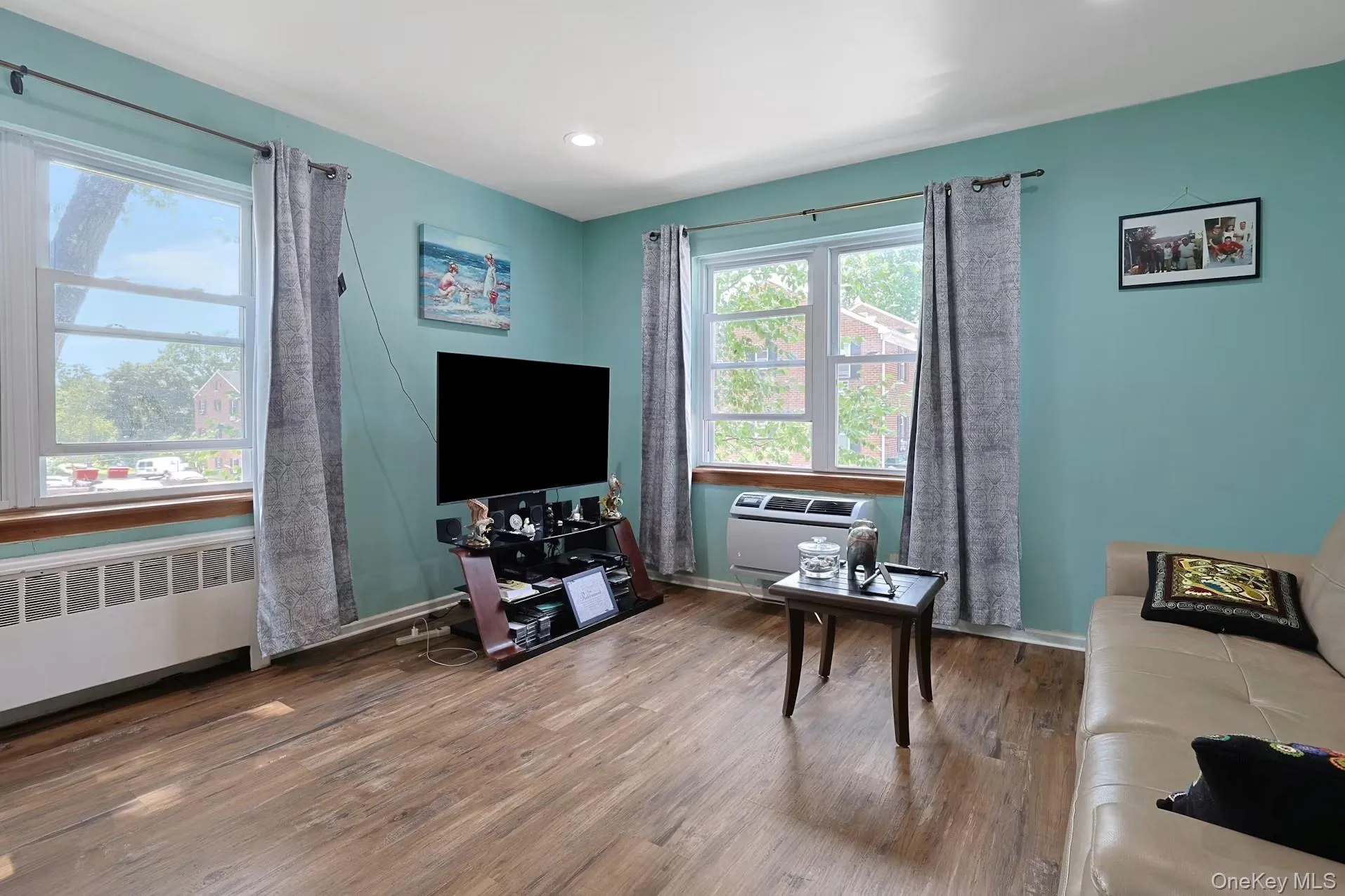 Plenty of natural light from large windows. Plenty of natural light from large windows.