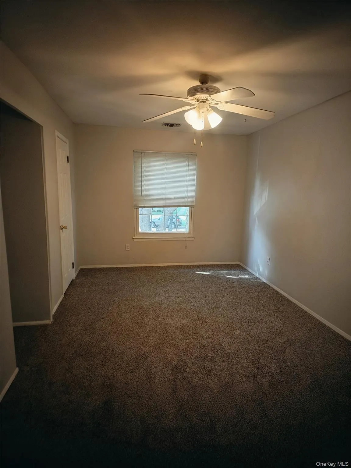Large bedroom with walk in closet Large bedroom with walk in closet