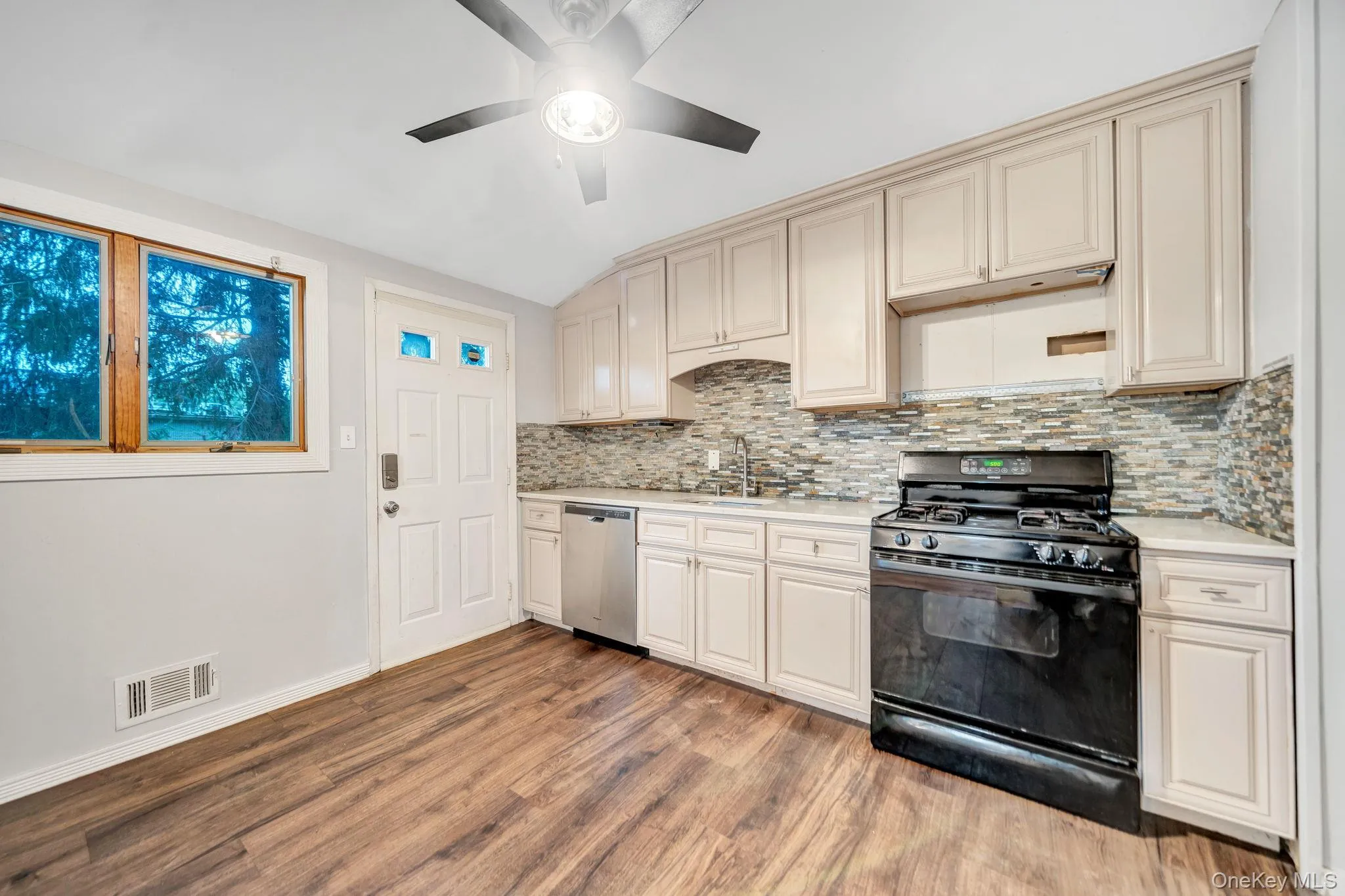 21 University Drive, Brookhaven, NY, 4 Bedrooms Bedrooms, 11 Rooms Rooms,2 BathroomsBathrooms,Residential,For Rent,University,0,1036382 21 University Drive, Brookhaven, NY, 4 Bedrooms Bedrooms, 11 Rooms Rooms,2 BathroomsBathrooms,Residential,For Rent,University,0,1036382