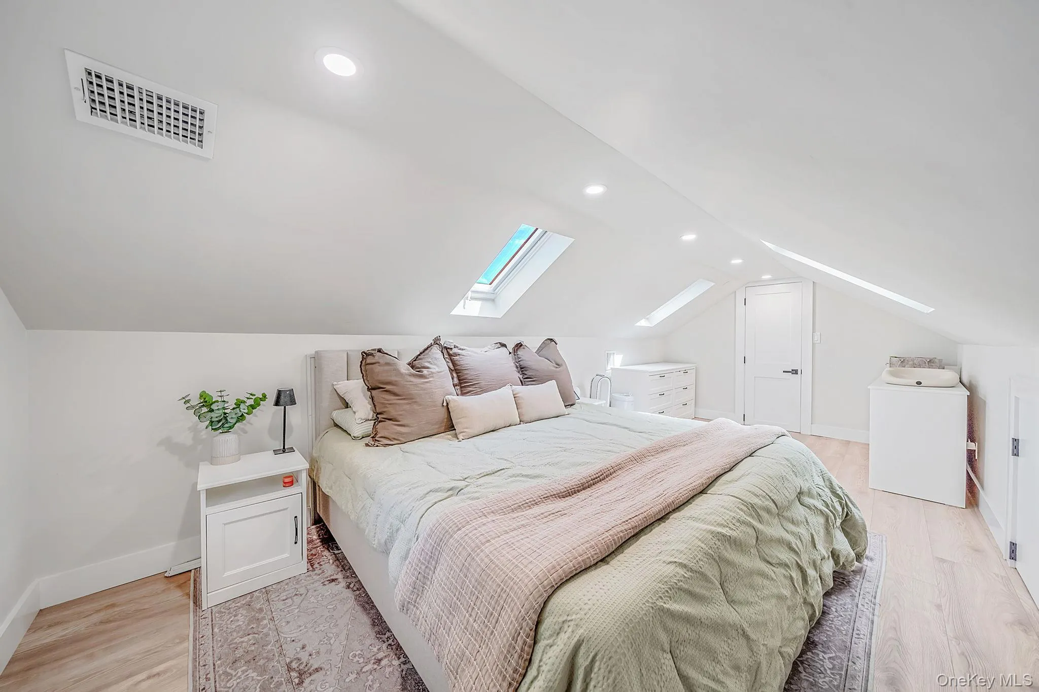 36 Mayflower Avenue, Smithtown, NY, 3 Bedrooms Bedrooms, 7 Rooms Rooms,1 BathroomBathrooms,Residential,For Rent,Mayflower,0,1036399 36 Mayflower Avenue, Smithtown, NY, 3 Bedrooms Bedrooms, 7 Rooms Rooms,1 BathroomBathrooms,Residential,For Rent,Mayflower,0,1036399