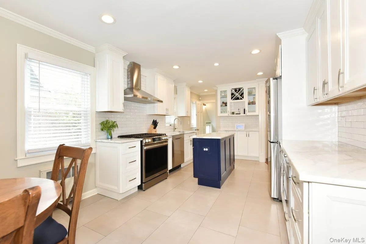 374 Andrews Road, North Hempstead, NY, 3 Bedrooms Bedrooms, 7 Rooms Rooms,1 BathroomBathrooms,Residential,For Rent,Andrews,0,1036400 374 Andrews Road, North Hempstead, NY, 3 Bedrooms Bedrooms, 7 Rooms Rooms,1 BathroomBathrooms,Residential,For Rent,Andrews,0,1036400