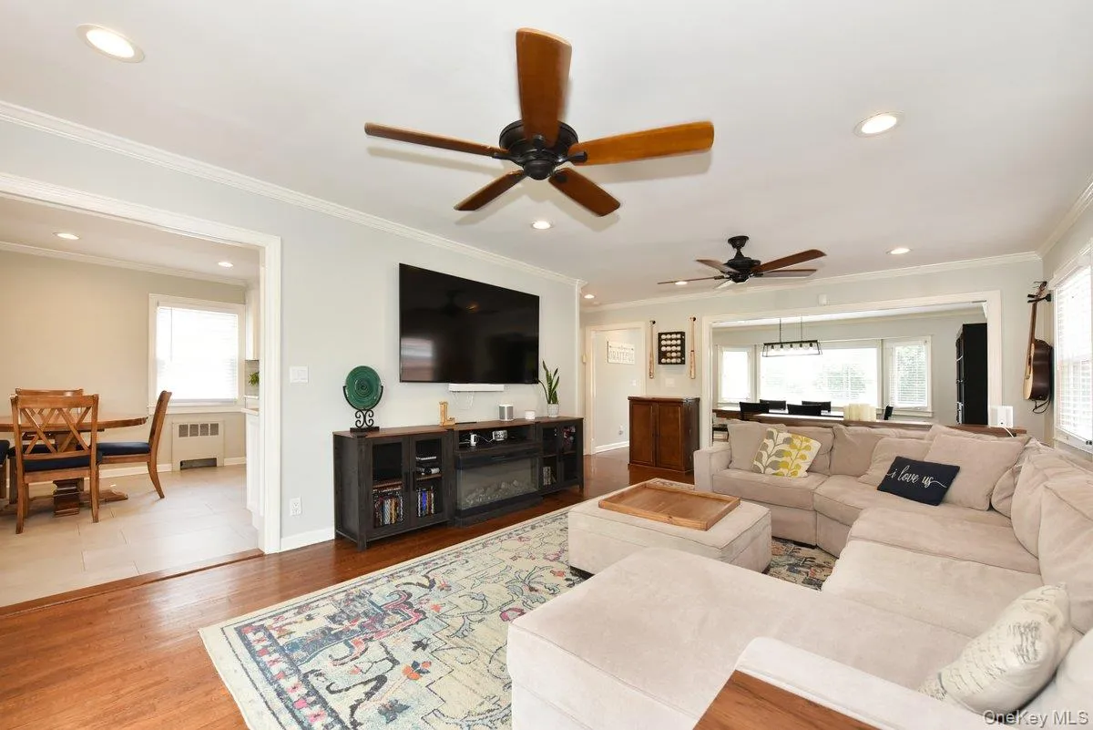 374 Andrews Road, North Hempstead, NY, 3 Bedrooms Bedrooms, 7 Rooms Rooms,1 BathroomBathrooms,Residential,For Rent,Andrews,0,1036400 374 Andrews Road, North Hempstead, NY, 3 Bedrooms Bedrooms, 7 Rooms Rooms,1 BathroomBathrooms,Residential,For Rent,Andrews,0,1036400