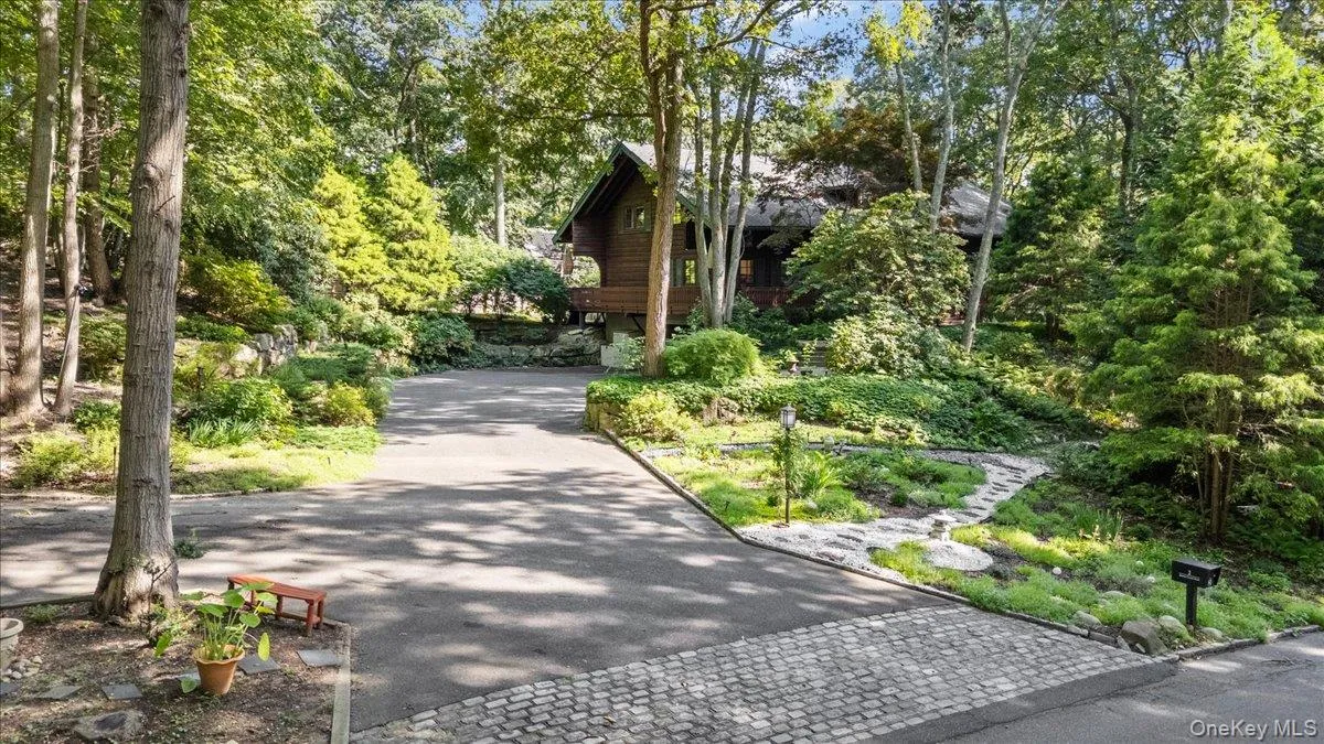Expansive driveway with plenty of off street parking. Expansive driveway with plenty of off street parking.