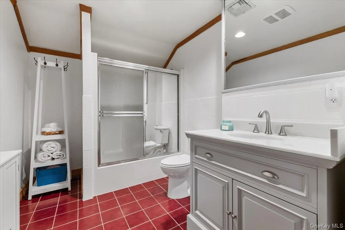 Full bath with tub that services the two additional upstairs bedrooms. Full bath with tub that services the two additional upstairs bedrooms.