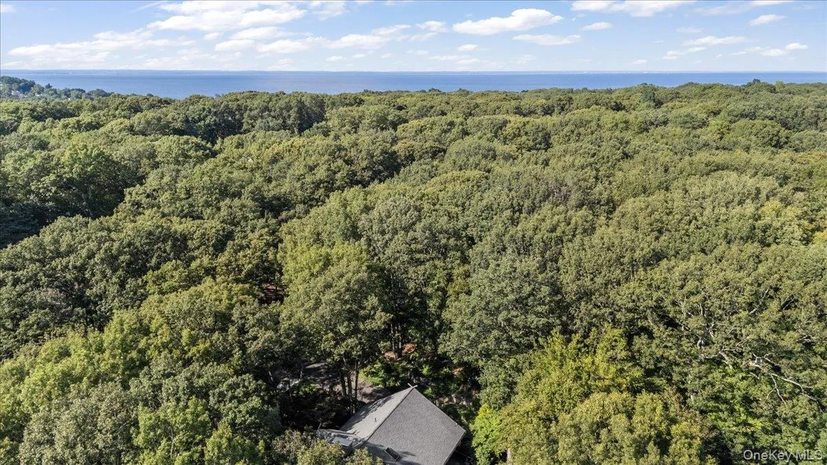 Very close to local beaches and the Long Island Sound. Very close to local beaches and the Long Island Sound.