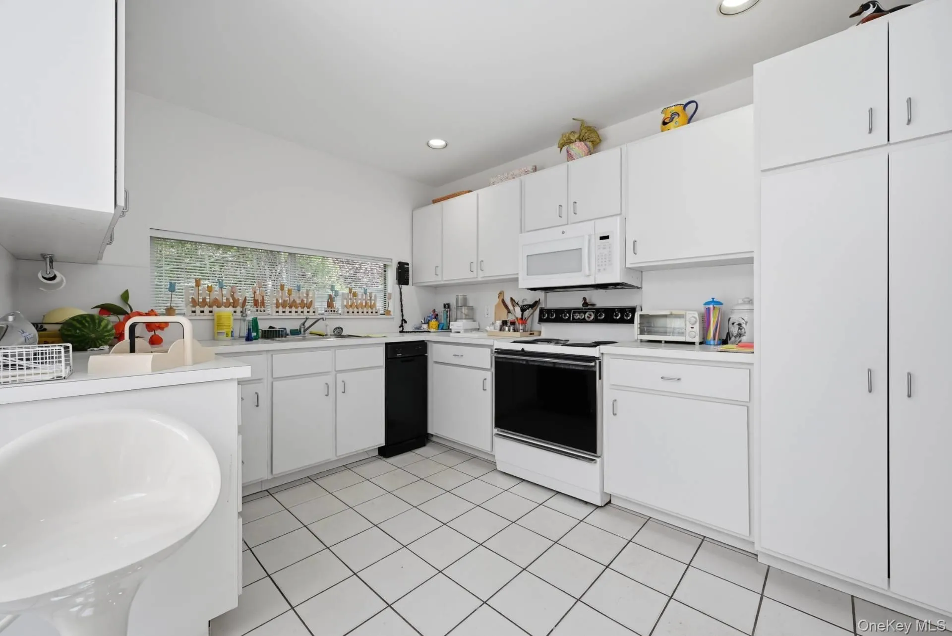 23 Deerfield Way, Southampton, NY, 4 Bedrooms Bedrooms, 9 Rooms Rooms,2 BathroomsBathrooms,Residential,For Rent,Deerfield,0,1036461 23 Deerfield Way, Southampton, NY, 4 Bedrooms Bedrooms, 9 Rooms Rooms,2 BathroomsBathrooms,Residential,For Rent,Deerfield,0,1036461