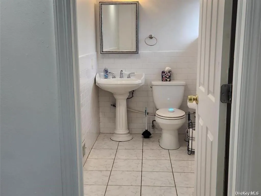 124 10th Avenue, Islip, NY, 2 Bedrooms Bedrooms, 5 Rooms Rooms,1 BathroomBathrooms,Residential Lease,For Rent,10th,0,1036462 124 10th Avenue, Islip, NY, 2 Bedrooms Bedrooms, 5 Rooms Rooms,1 BathroomBathrooms,Residential Lease,For Rent,10th,0,1036462