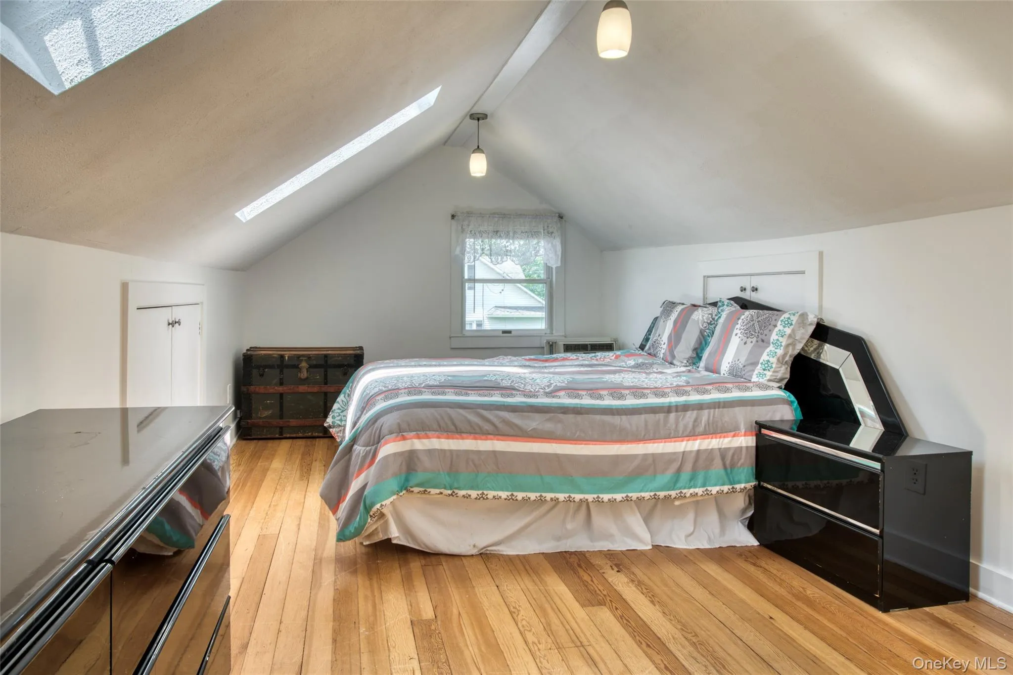 Large Bedroom with Skylights Large Bedroom with Skylights