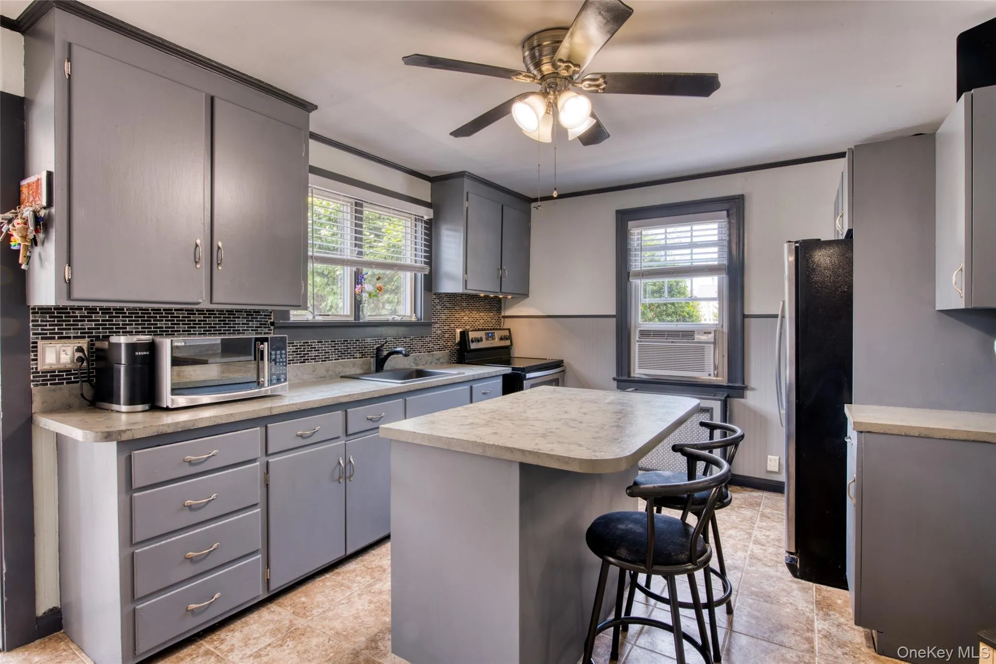 Eat-in-Kitchen with Island Eat-in-Kitchen with Island