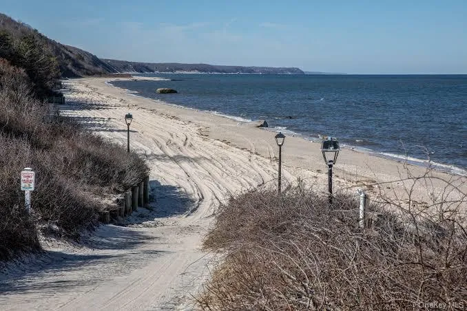 Reeves Beach on Long Island Sound Reeves Beach on Long Island Sound