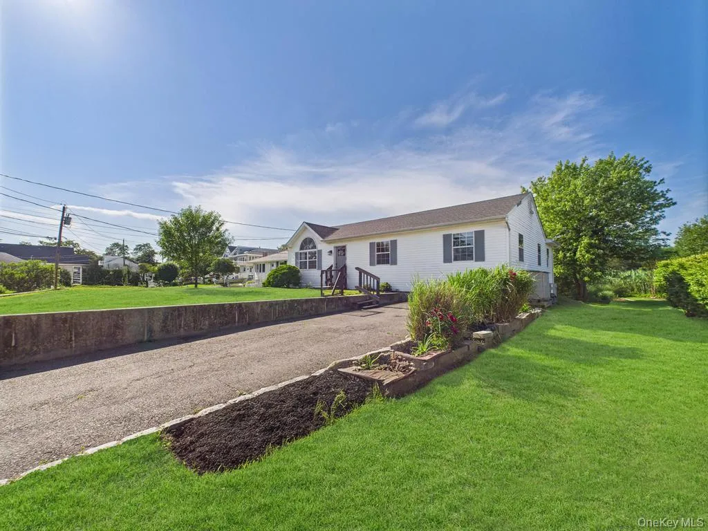 45 Willow Street, Riverhead, NY, 3 Bedrooms Bedrooms, 4 Rooms Rooms,2 BathroomsBathrooms,Residential Lease,For Rent,Willow,0,1036501 45 Willow Street, Riverhead, NY, 3 Bedrooms Bedrooms, 4 Rooms Rooms,2 BathroomsBathrooms,Residential Lease,For Rent,Willow,0,1036501