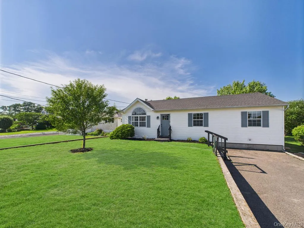 45 Willow Street, Riverhead, NY, 3 Bedrooms Bedrooms, 4 Rooms Rooms,2 BathroomsBathrooms,Residential Lease,For Rent,Willow,0,1036501 45 Willow Street, Riverhead, NY, 3 Bedrooms Bedrooms, 4 Rooms Rooms,2 BathroomsBathrooms,Residential Lease,For Rent,Willow,0,1036501