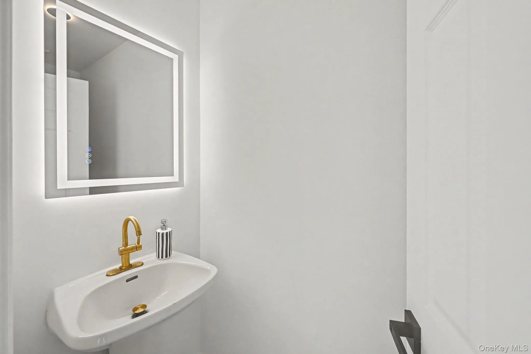 Half Bath next to entry stairs offthe kitchen Half Bath next to entry stairs offthe kitchen