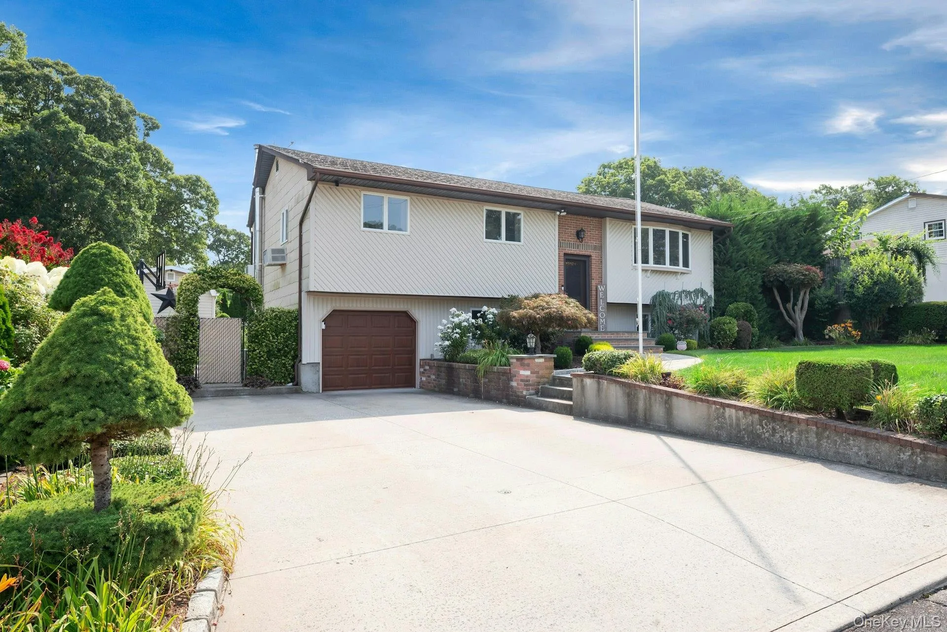 Ample sized Driveway for Multiple vehicles Ample sized Driveway for Multiple vehicles