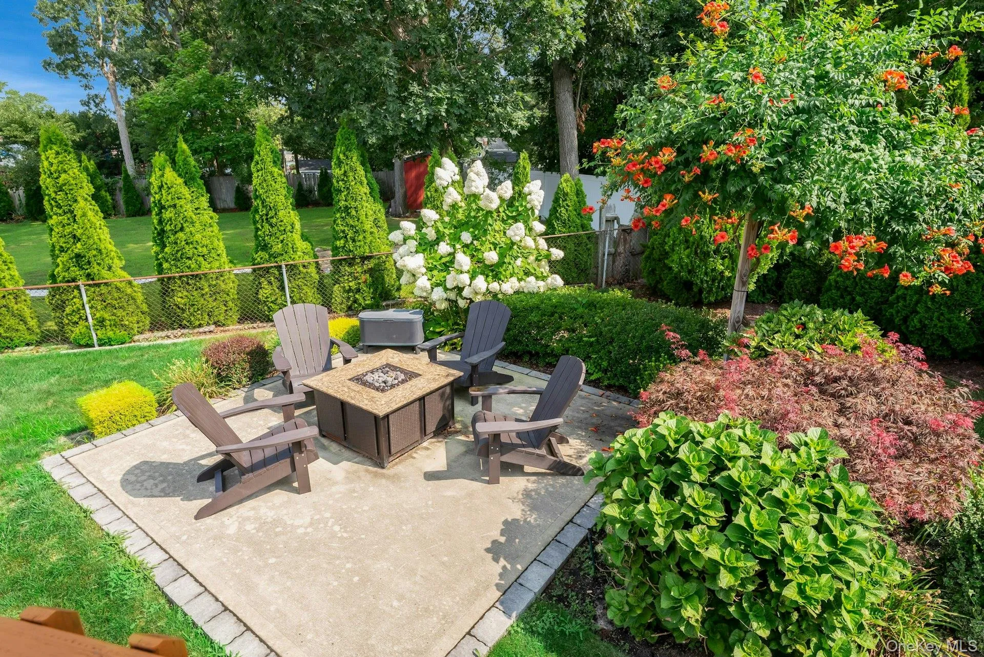 Multiple destinations in the large private yard Multiple destinations in the large private yard