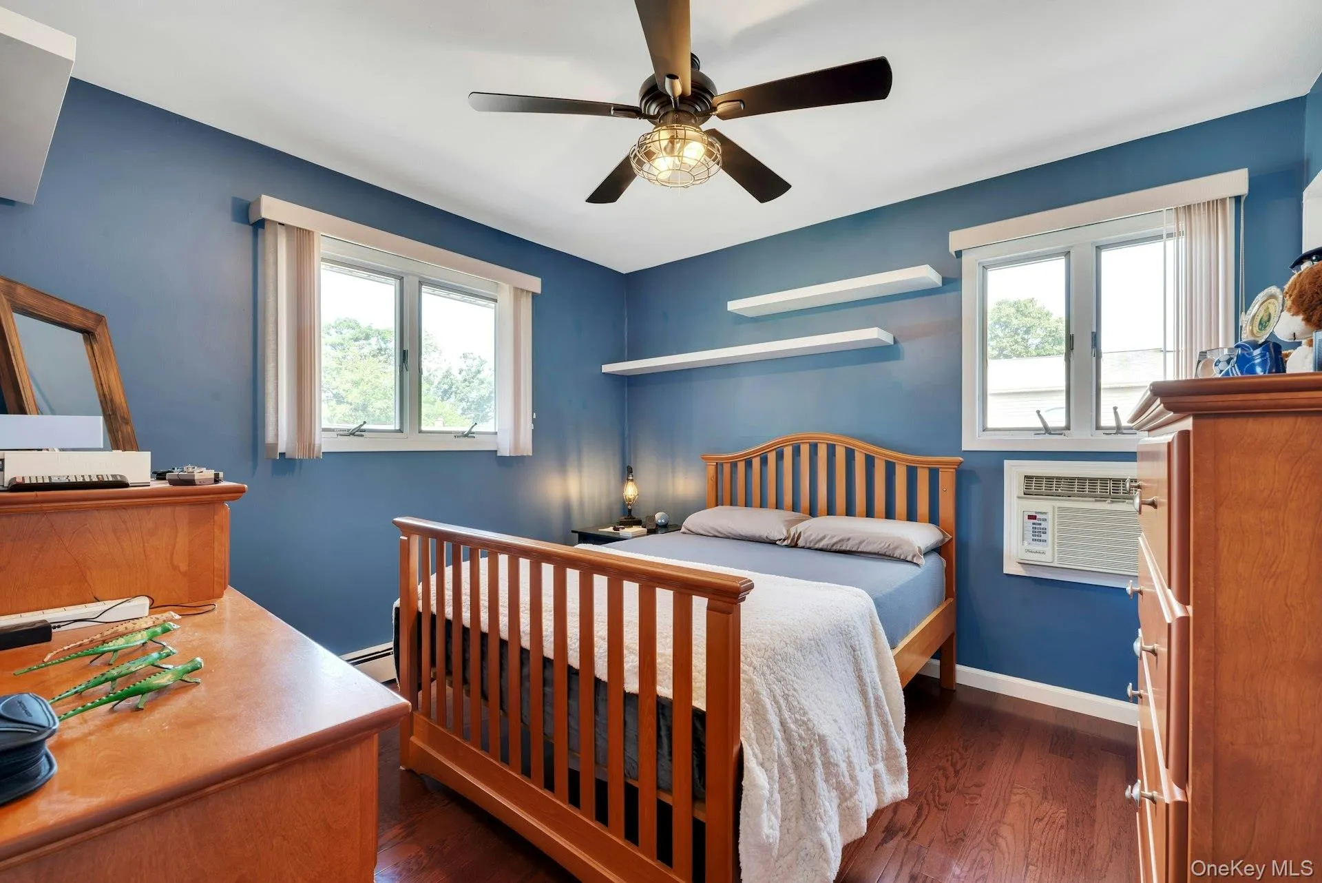 Secondary bedroom with great natural light. Secondary bedroom with great natural light.