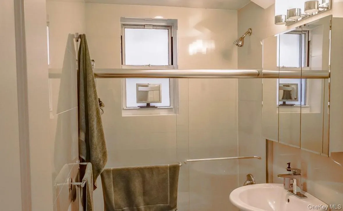 21-70 31 Street, New York, NY, 1 Bedroom Bedrooms, 3 Rooms Rooms,1 BathroomBathrooms,Residential Lease,For Rent,31,0,1036524 21-70 31 Street, New York, NY, 1 Bedroom Bedrooms, 3 Rooms Rooms,1 BathroomBathrooms,Residential Lease,For Rent,31,0,1036524