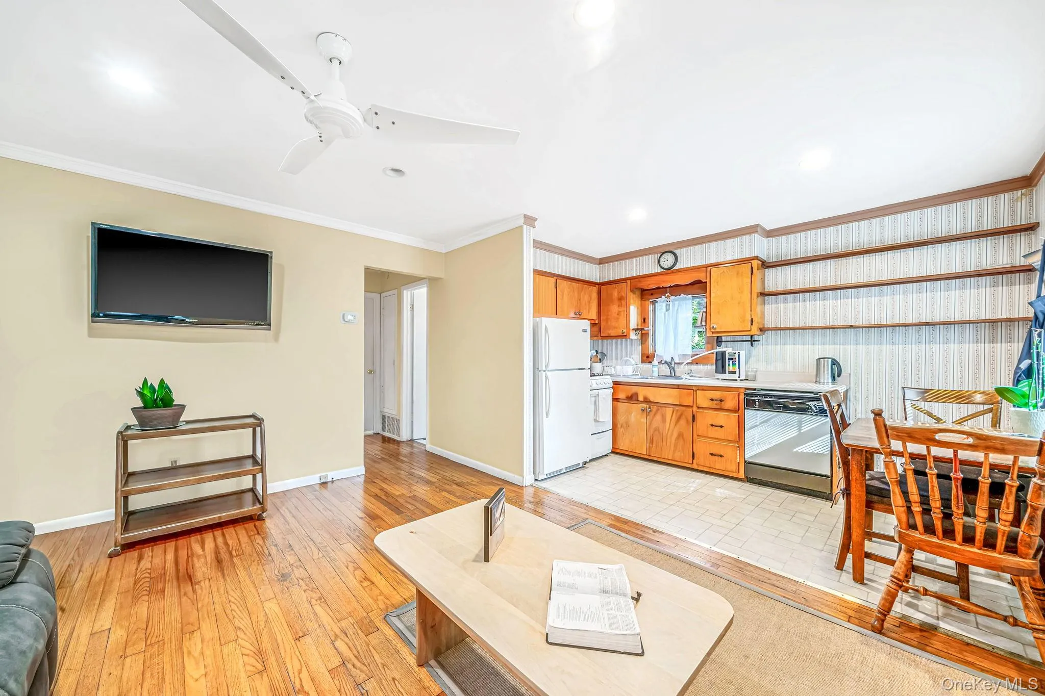 4 Vine Street, Southampton, NY, 2 Bedrooms Bedrooms, 6 Rooms Rooms,1 BathroomBathrooms,Residential,For Rent,Vine,0,1036558 4 Vine Street, Southampton, NY, 2 Bedrooms Bedrooms, 6 Rooms Rooms,1 BathroomBathrooms,Residential,For Rent,Vine,0,1036558