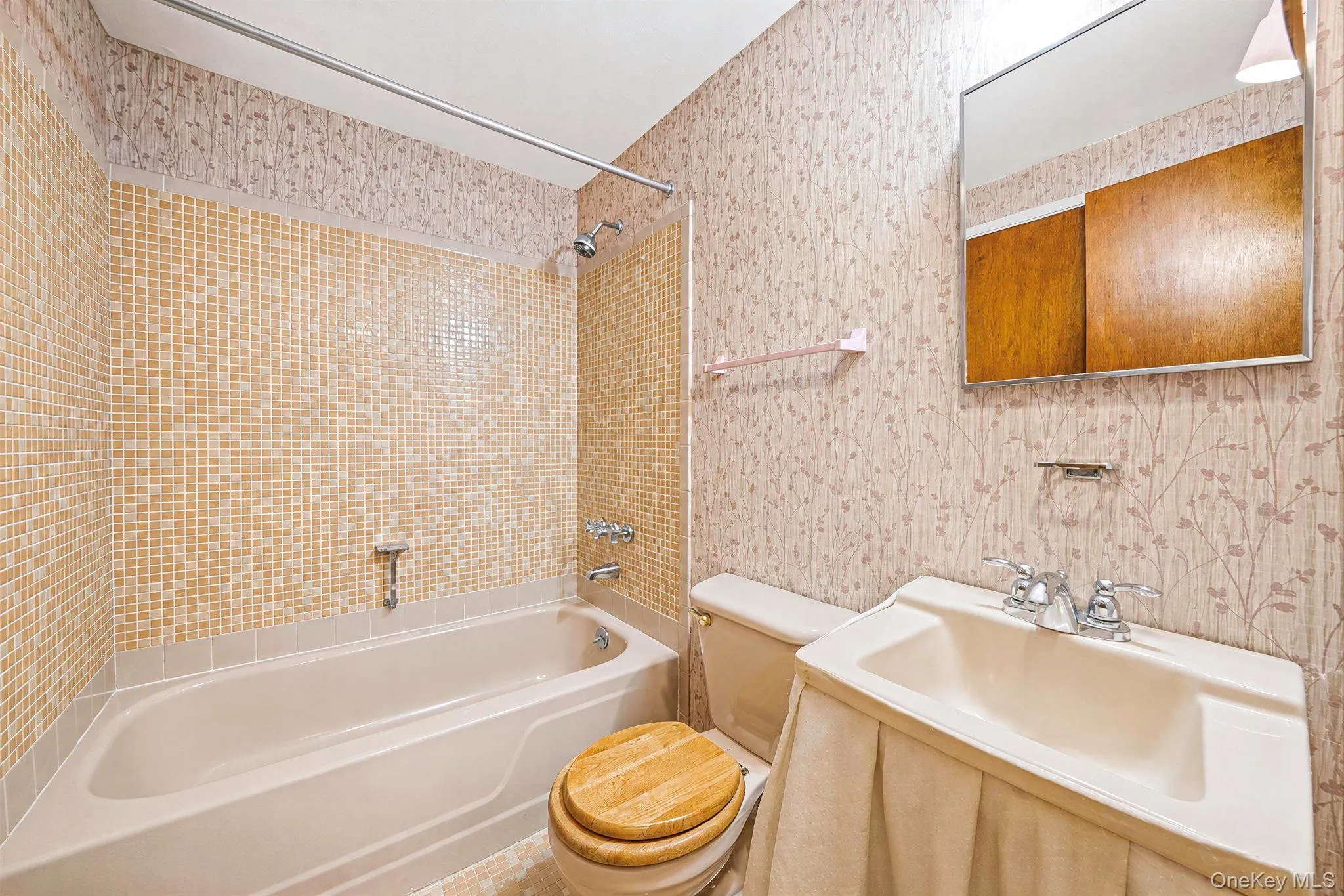 Main BathJack & Jill Bath Main BathJack & Jill Bath