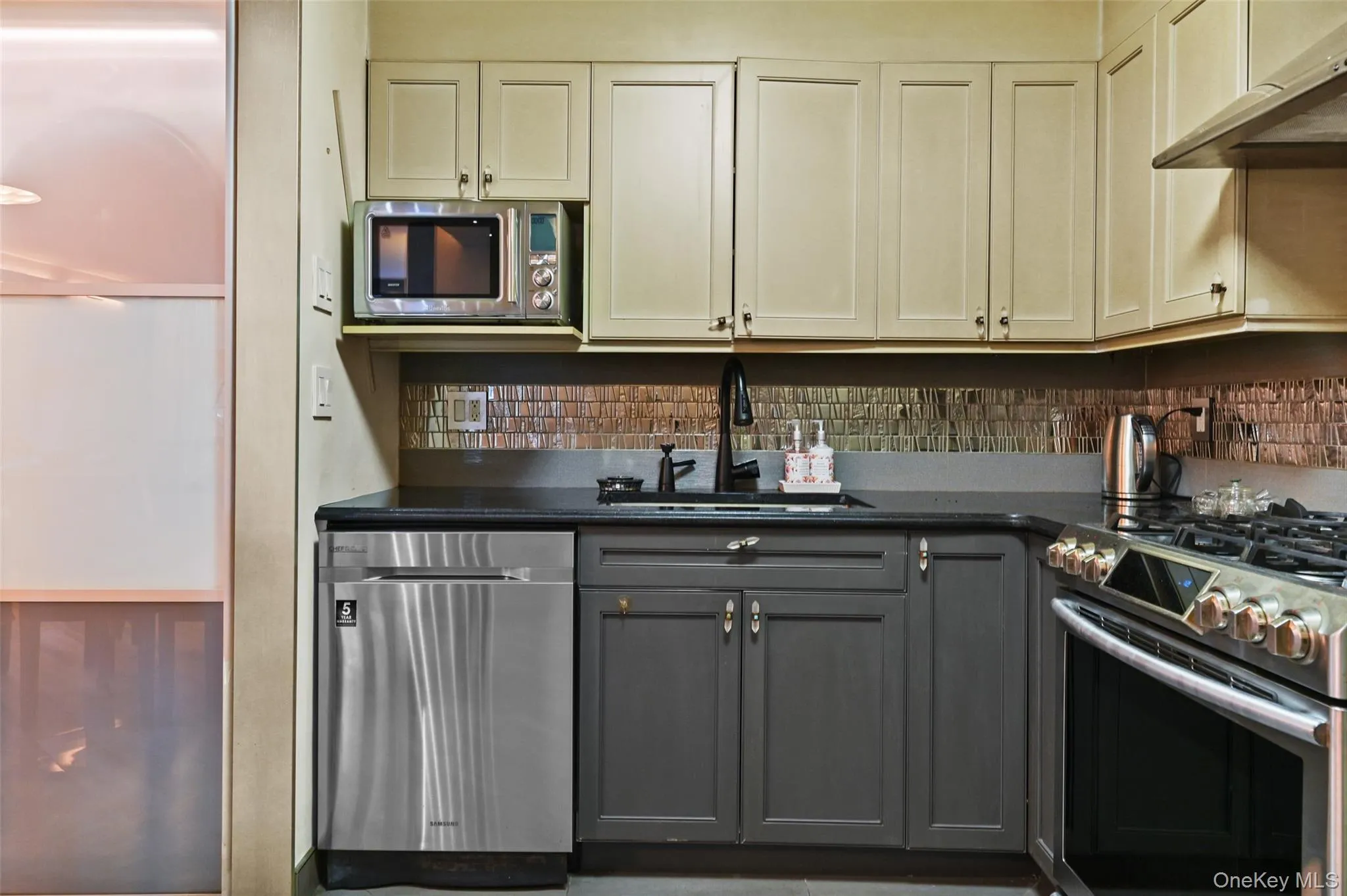 210-19 26th Avenue, New York, NY, 2 Bedrooms Bedrooms, 4 Rooms Rooms,1 BathroomBathrooms,Residential Lease,For Rent,26th,0,1036572 210-19 26th Avenue, New York, NY, 2 Bedrooms Bedrooms, 4 Rooms Rooms,1 BathroomBathrooms,Residential Lease,For Rent,26th,0,1036572