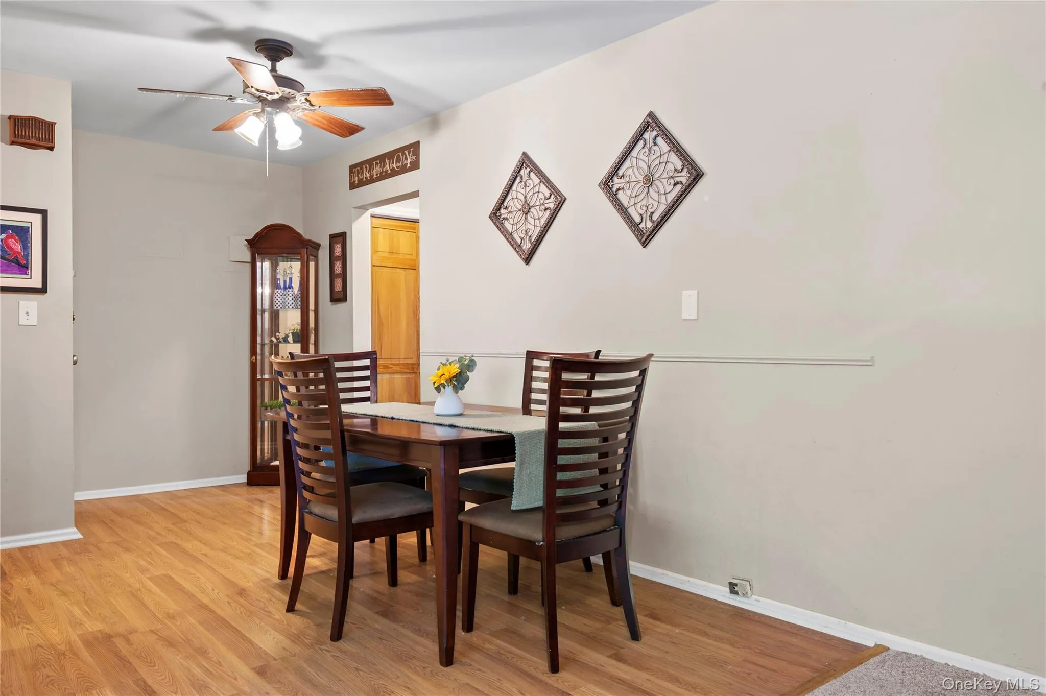 Dining area, ceiling fan with integrated lighting Dining area, ceiling fan with integrated lighting