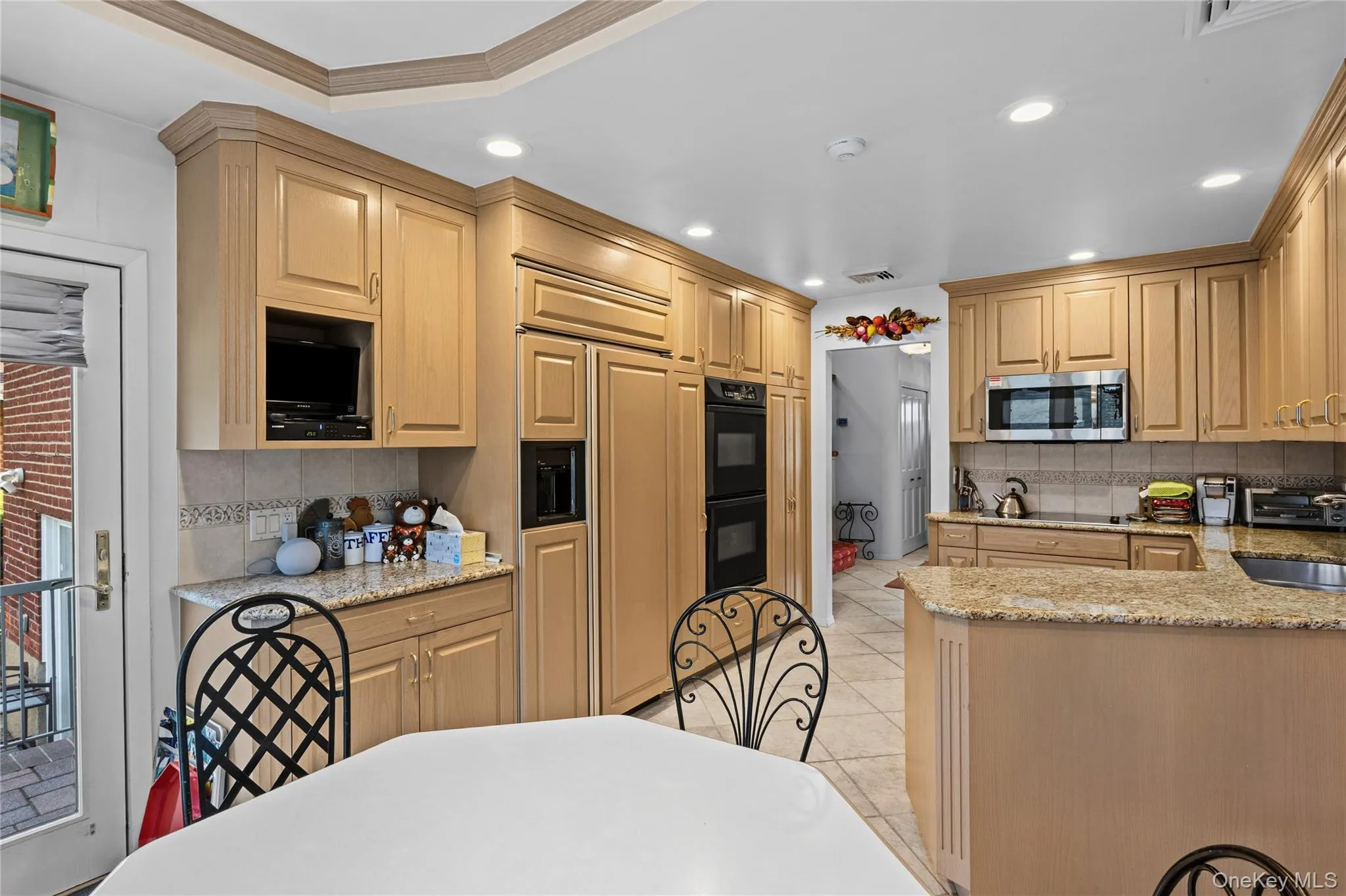 Large Kitchen! Large Kitchen!