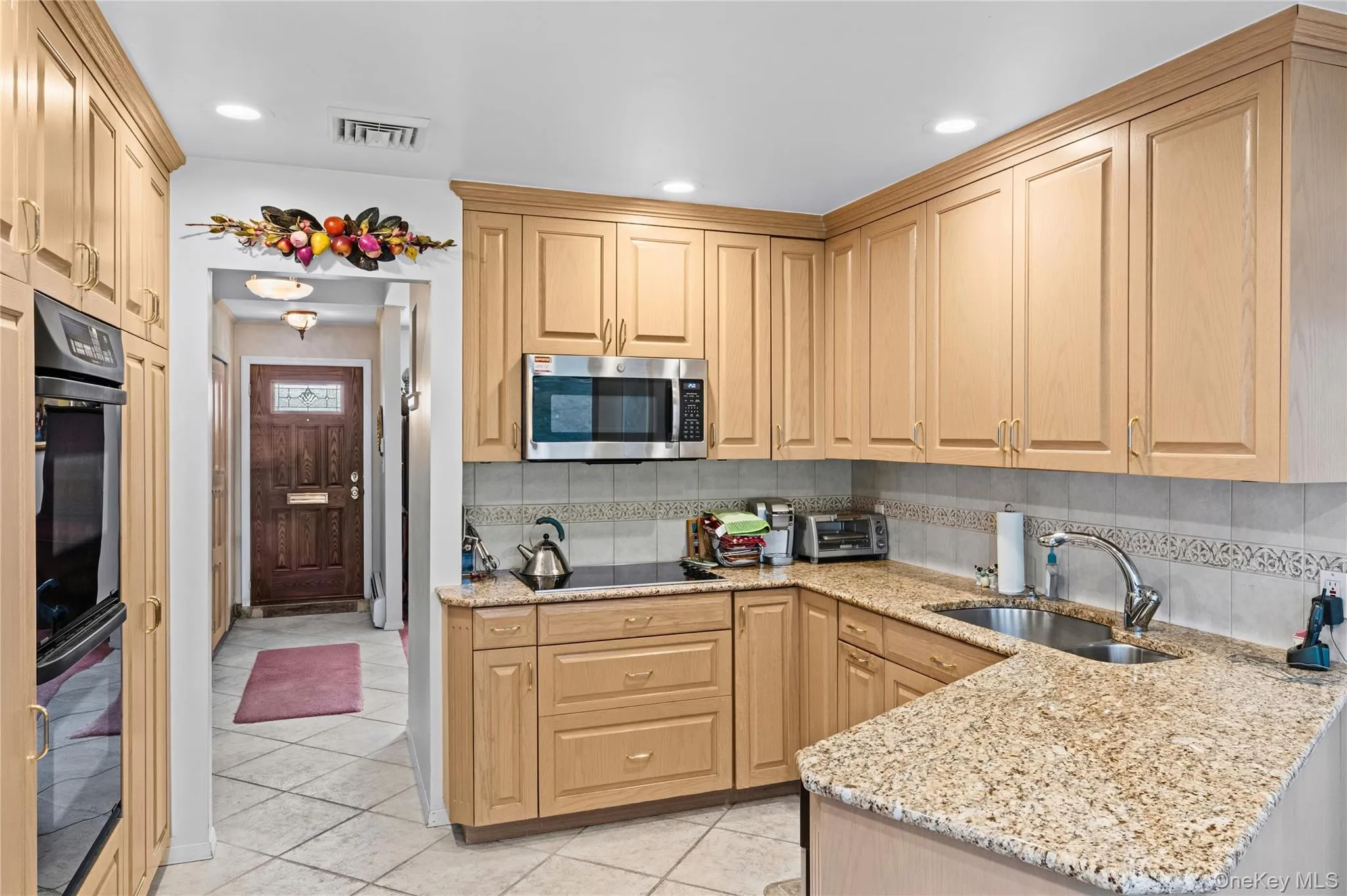 Large Kitchen with Granite Countertops Large Kitchen with Granite Countertops