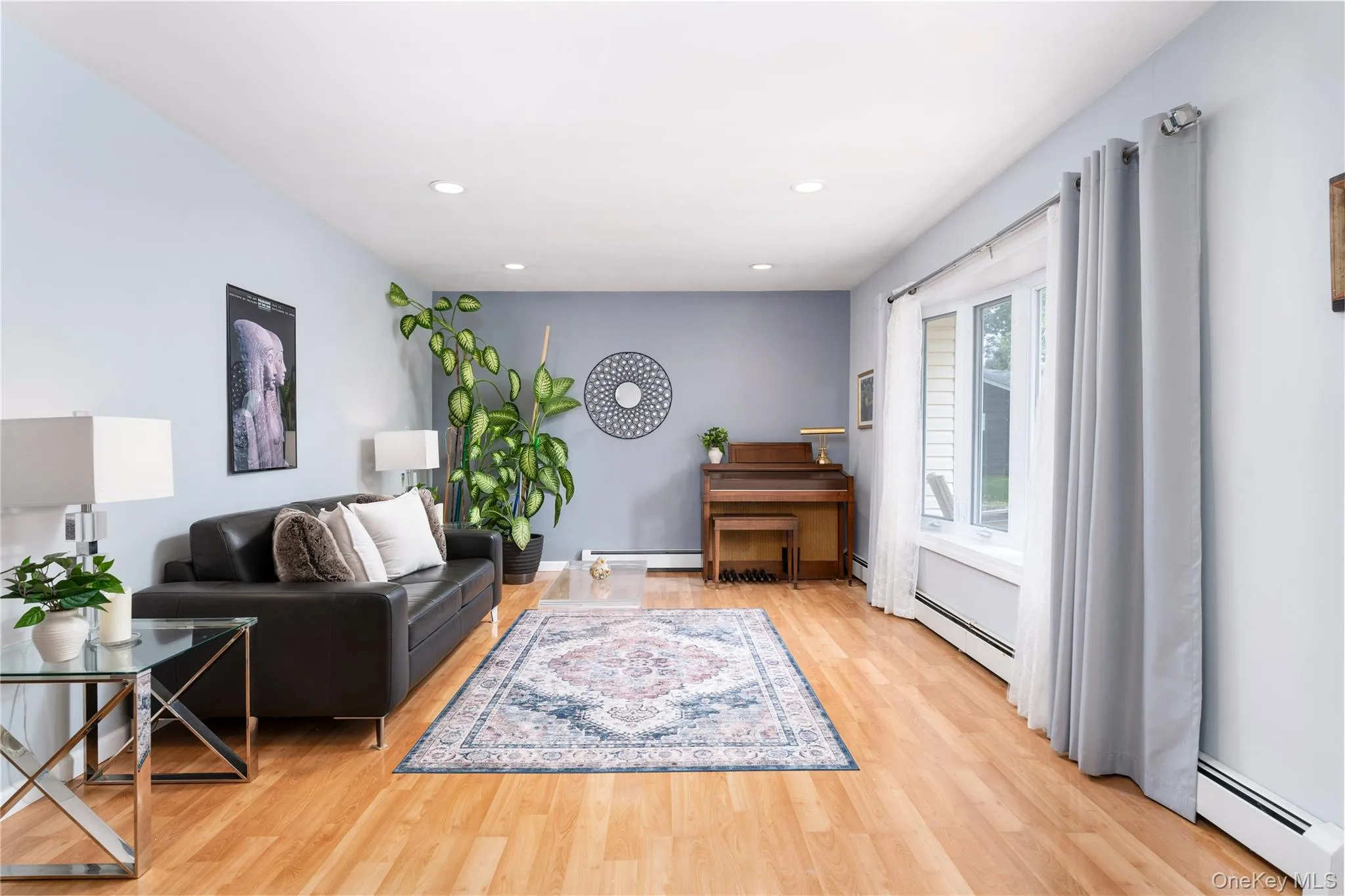 Bay window, laminate woodlook flooring, overhead lighting, baseboard heat Bay window, laminate woodlook flooring, overhead lighting, baseboard heat