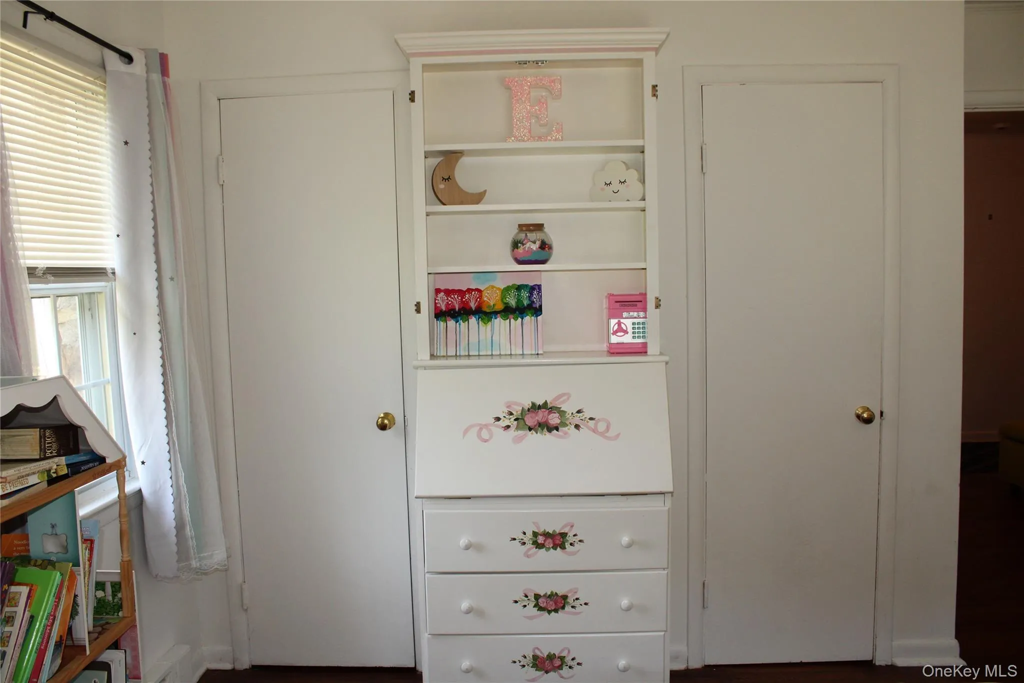 Also has two closets Also has two closets
