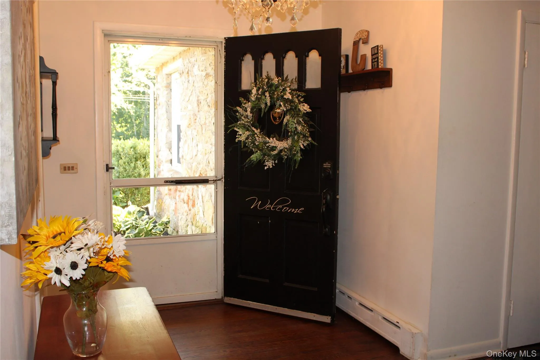 Lovely entrance with hard wood floors Lovely entrance with hard wood floors