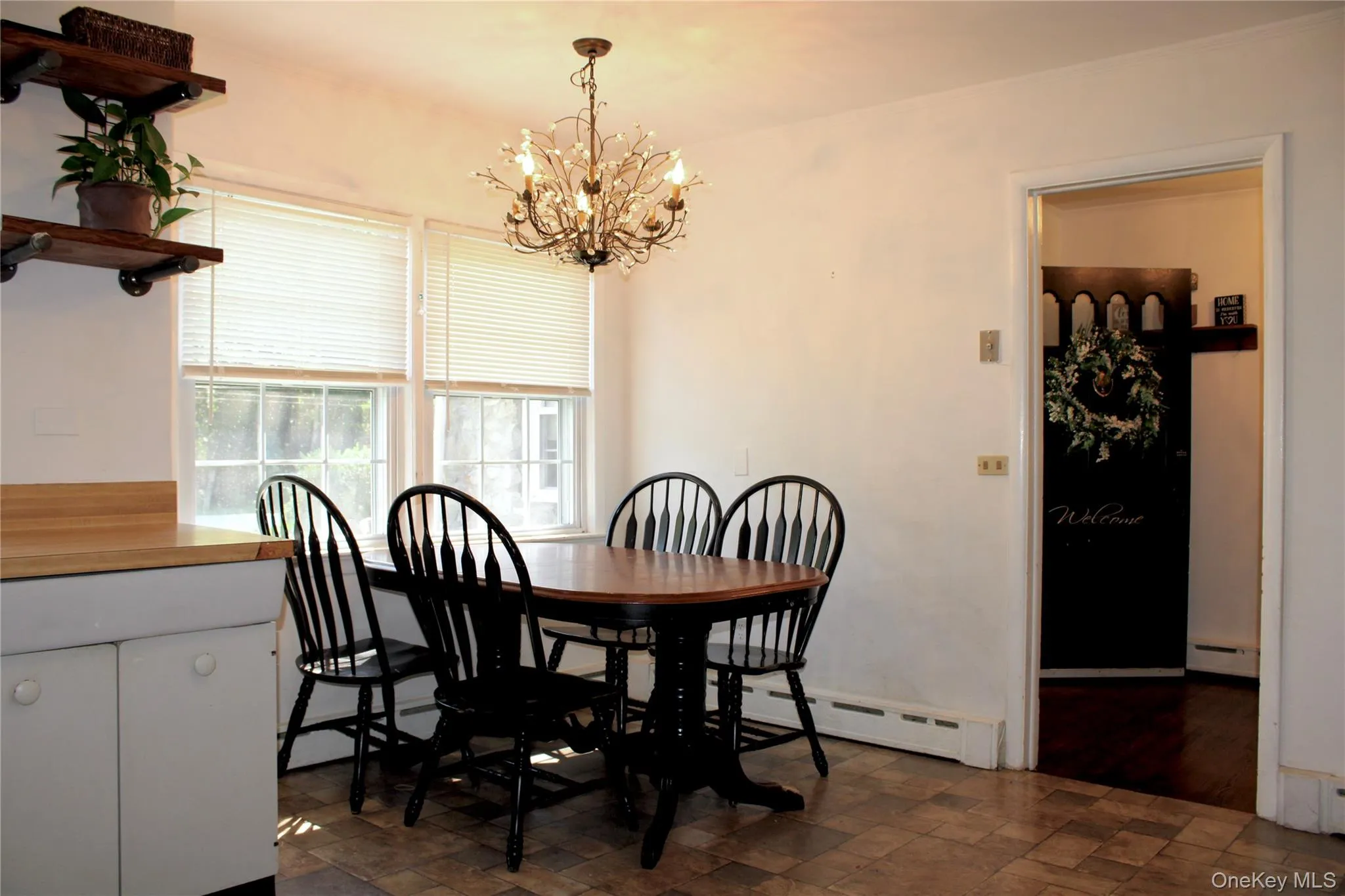 Eat-in kitchen Eat-in kitchen