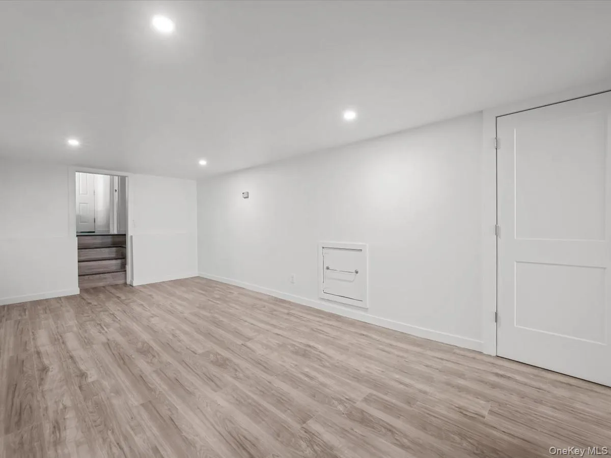 14 Lois Lane, Oyster Bay, NY, 1 Bedroom Bedrooms, 3 Rooms Rooms,1 BathroomBathrooms,Residential Lease,For Rent,Lois,0,1036652 14 Lois Lane, Oyster Bay, NY, 1 Bedroom Bedrooms, 3 Rooms Rooms,1 BathroomBathrooms,Residential Lease,For Rent,Lois,0,1036652