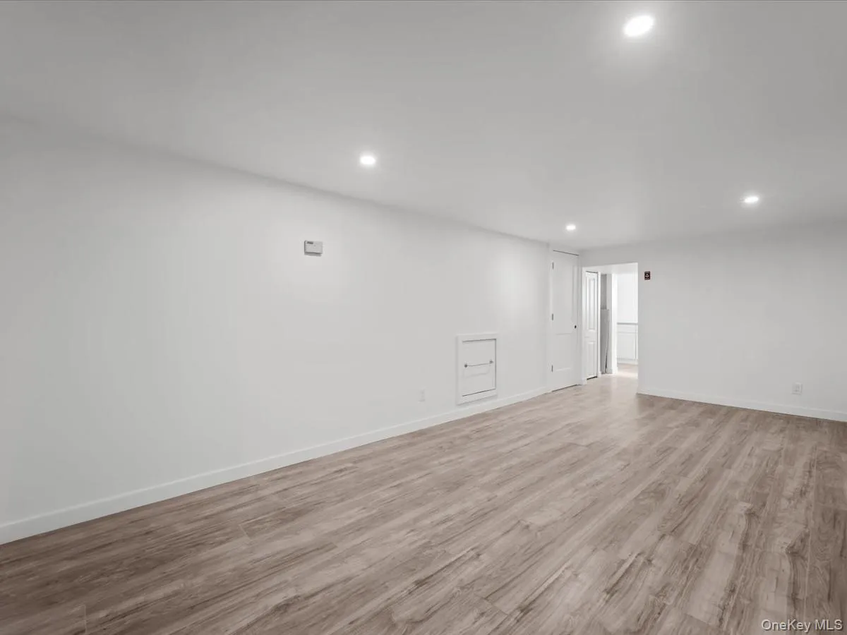 14 Lois Lane, Oyster Bay, NY, 1 Bedroom Bedrooms, 3 Rooms Rooms,1 BathroomBathrooms,Residential Lease,For Rent,Lois,0,1036652 14 Lois Lane, Oyster Bay, NY, 1 Bedroom Bedrooms, 3 Rooms Rooms,1 BathroomBathrooms,Residential Lease,For Rent,Lois,0,1036652