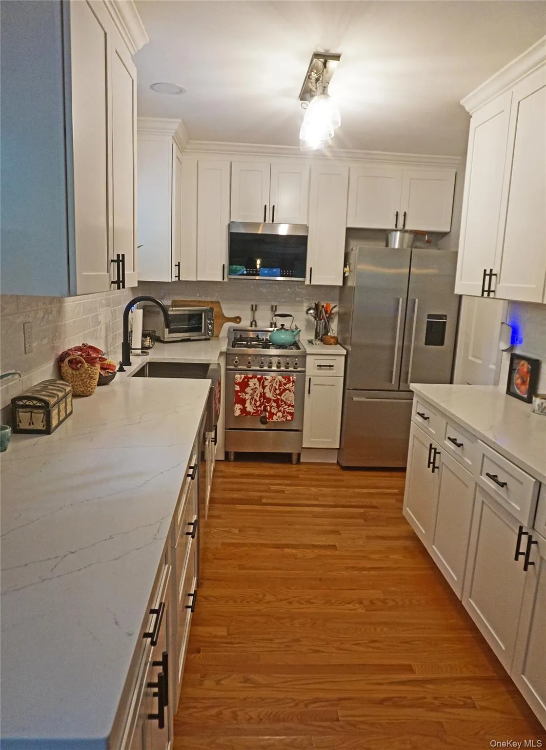 LIGHT AND UPDATED KITCHEN WITH LOTS OF COUNTER SPACE LIGHT AND UPDATED KITCHEN WITH LOTS OF COUNTER SPACE