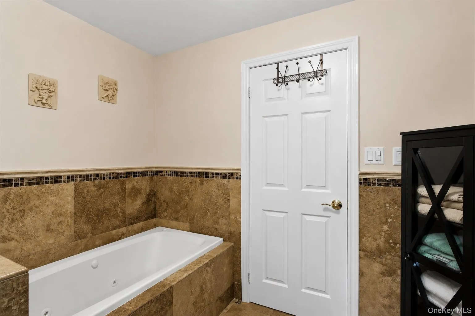 Full Bath with Jacuzzi tub and separate shower on 1st level Full Bath with Jacuzzi tub and separate shower on 1st level