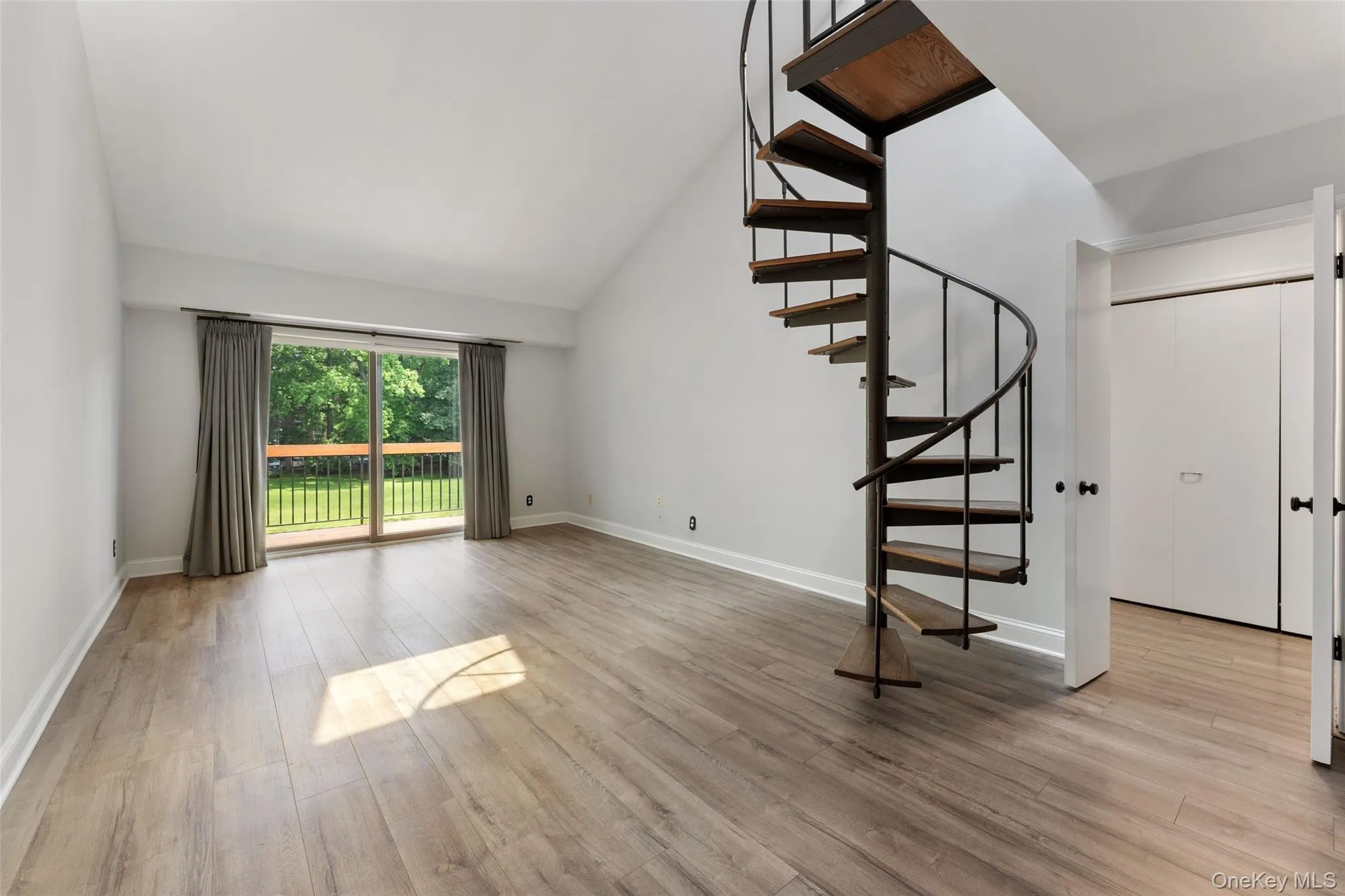 A spacious Living Room with access to the Terrace. A spacious Living Room with access to the Terrace.