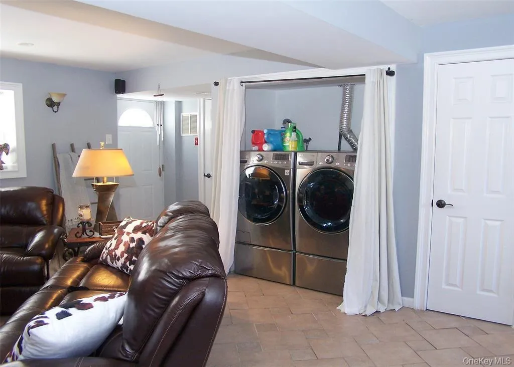 11 Doral Lane, Brookhaven, NY, 5 Bedrooms Bedrooms, 9 Rooms Rooms,3 BathroomsBathrooms,Residential,For Rent,Doral,0,1036687 11 Doral Lane, Brookhaven, NY, 5 Bedrooms Bedrooms, 9 Rooms Rooms,3 BathroomsBathrooms,Residential,For Rent,Doral,0,1036687