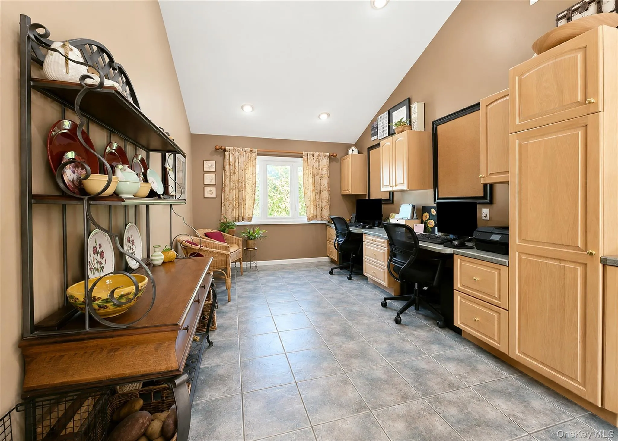 Very spacious with vaulted ceiling Very spacious with vaulted ceiling