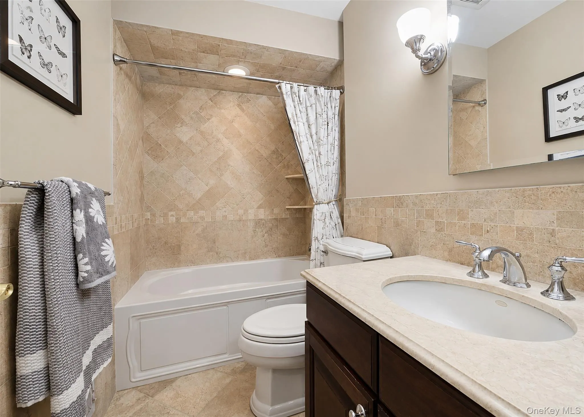Full Bath with nice lighting Full Bath with nice lighting