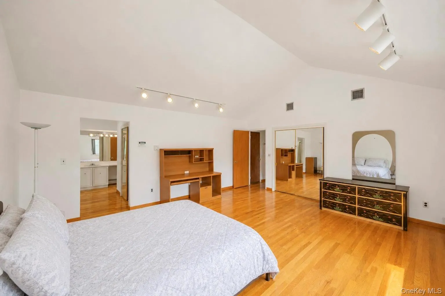 5 Dohne Court, Huntington, NY, 4 Bedrooms Bedrooms, 8 Rooms Rooms,3 BathroomsBathrooms,Residential,For Rent,Dohne,0,1036730 5 Dohne Court, Huntington, NY, 4 Bedrooms Bedrooms, 8 Rooms Rooms,3 BathroomsBathrooms,Residential,For Rent,Dohne,0,1036730