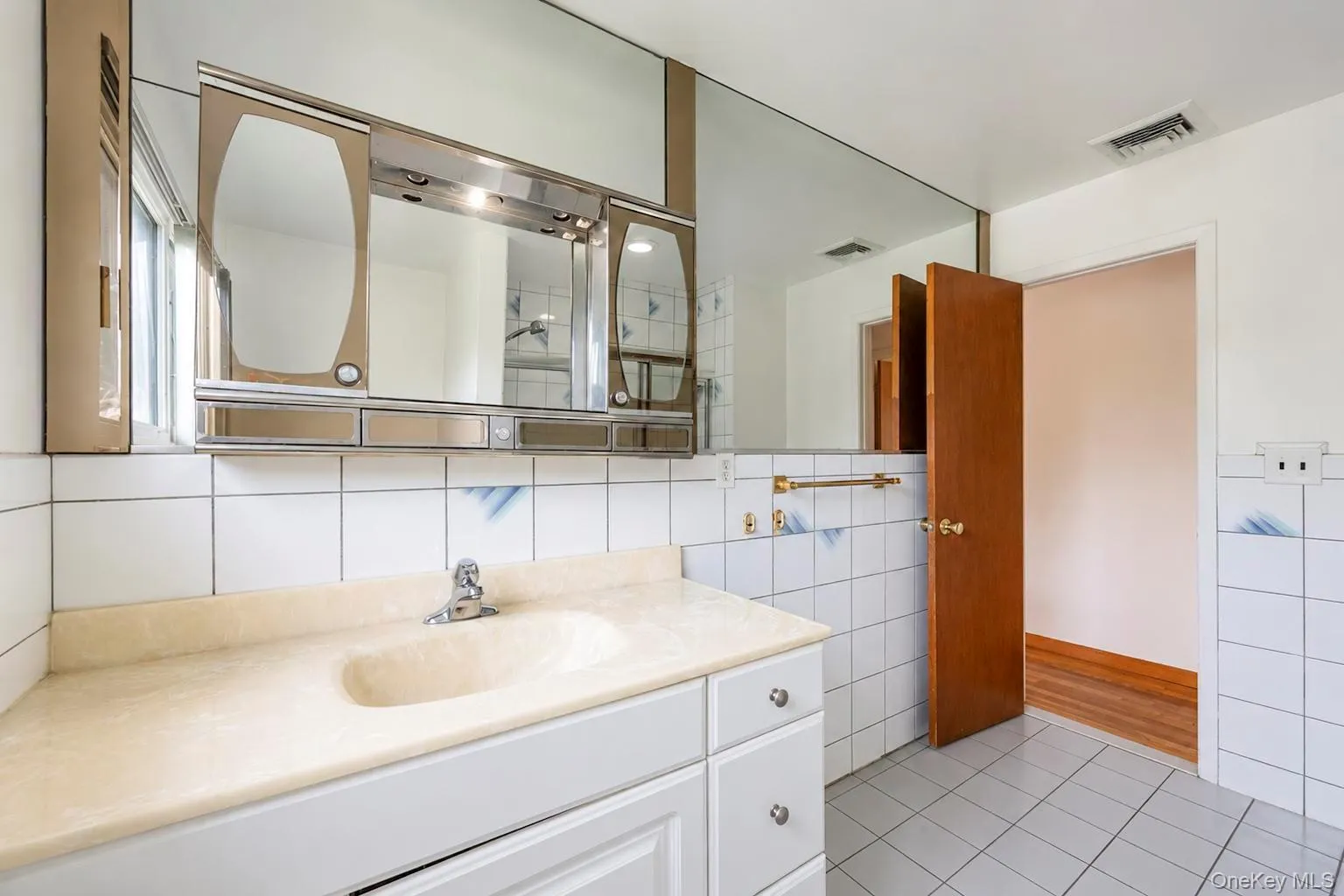 Full bath room on 2nd floor. Full bath room on 2nd floor.