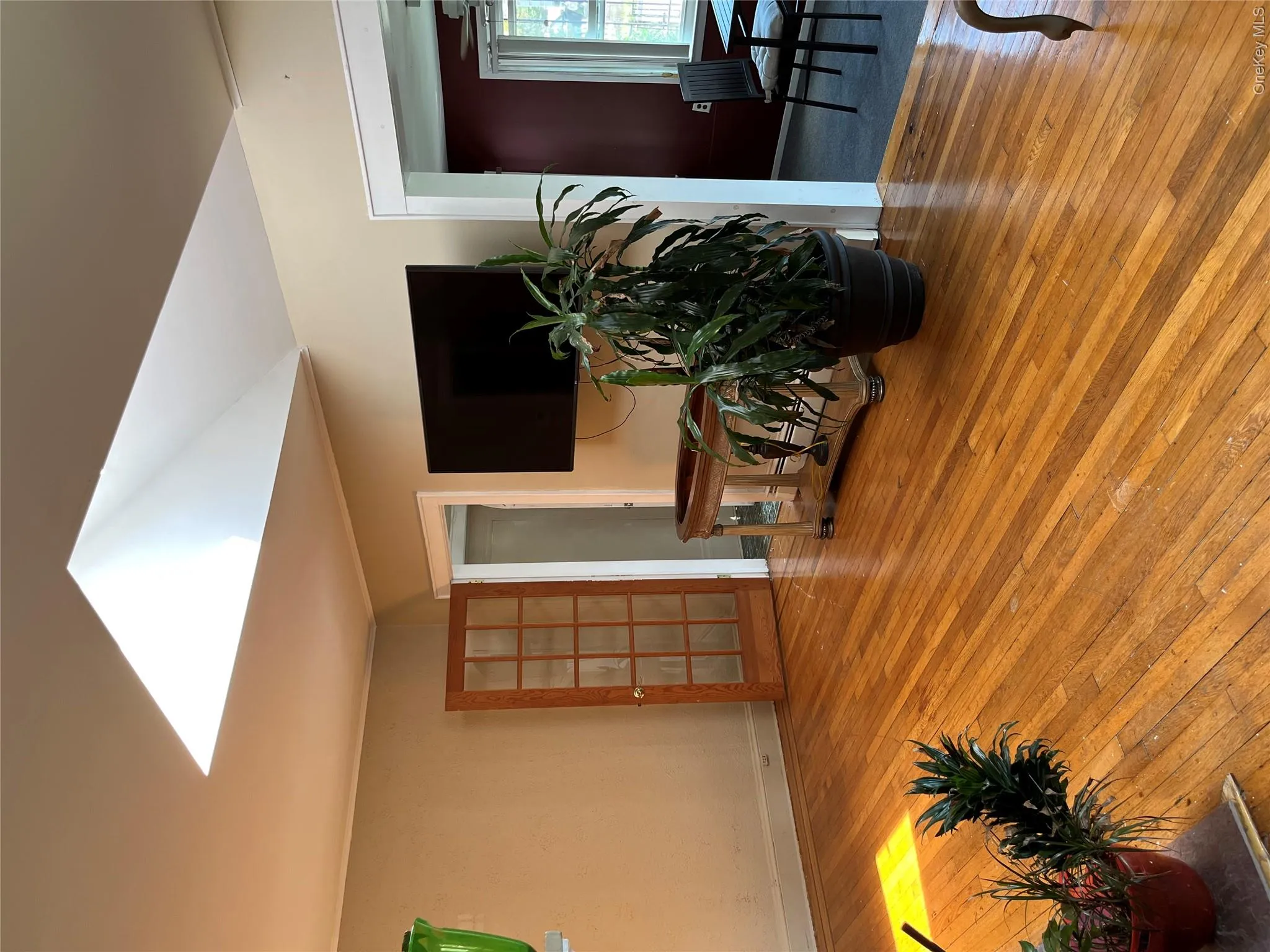 Spacious Livingroom with hardwood flooring Spacious Livingroom with hardwood flooring