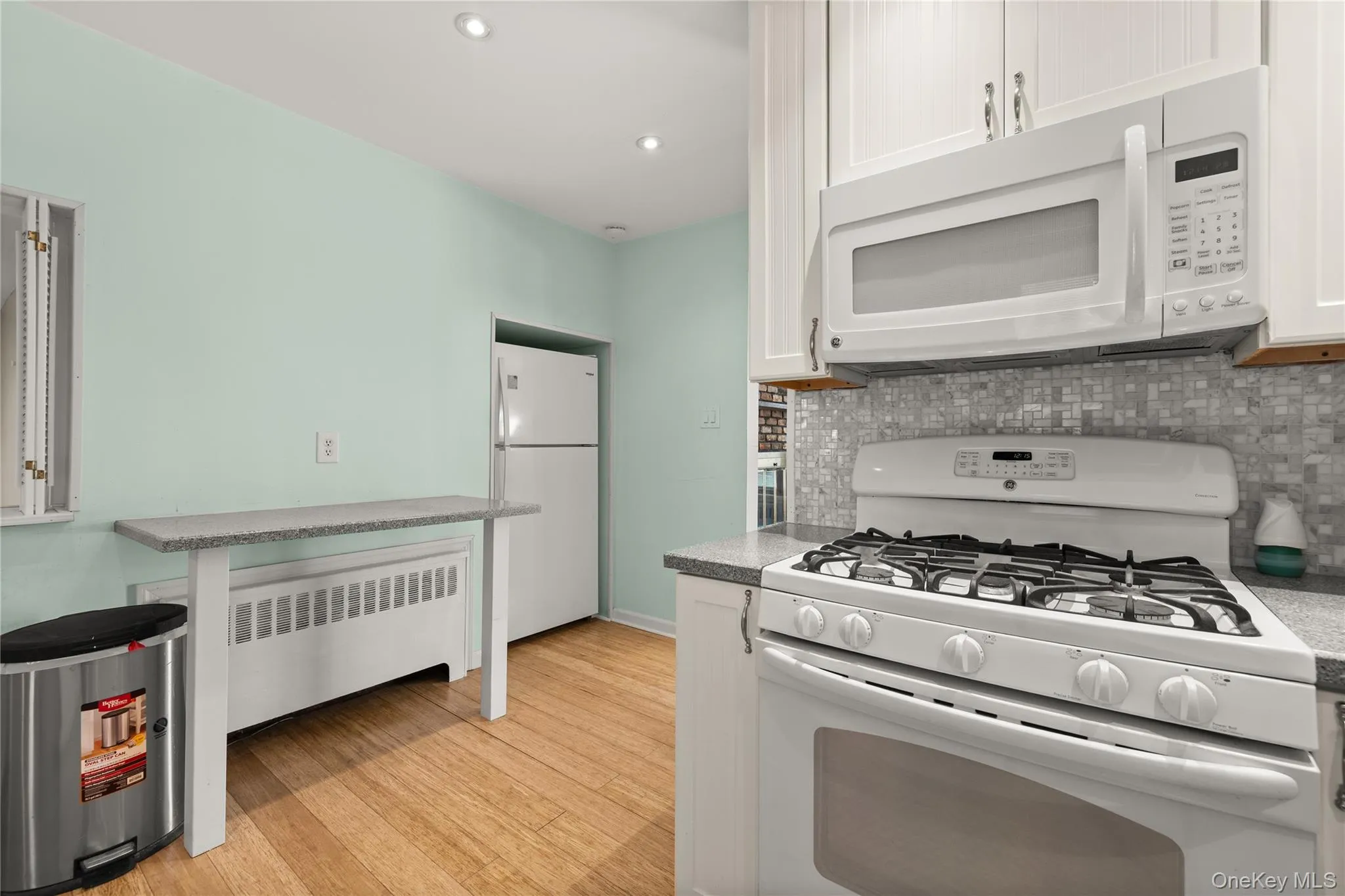 Kitchen, gas range Kitchen, gas range