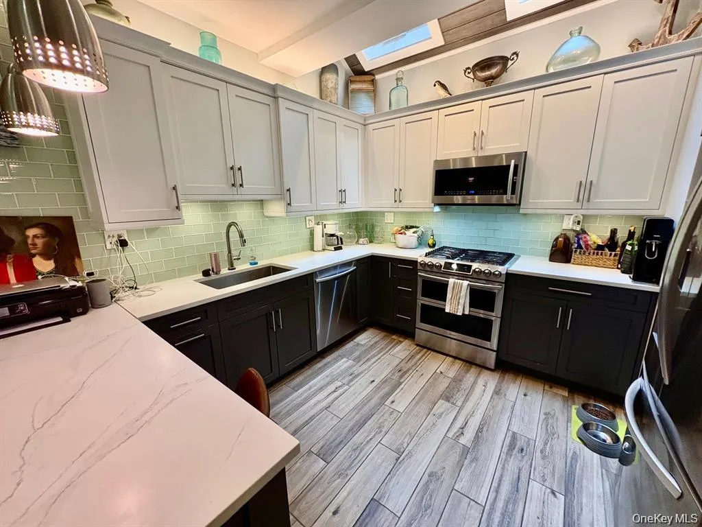 20 High Street, North Hempstead, NY, 1 Bedroom Bedrooms, 3 Rooms Rooms,1 BathroomBathrooms,Residential Lease,For Rent,High,0,1036768 20 High Street, North Hempstead, NY, 1 Bedroom Bedrooms, 3 Rooms Rooms,1 BathroomBathrooms,Residential Lease,For Rent,High,0,1036768
