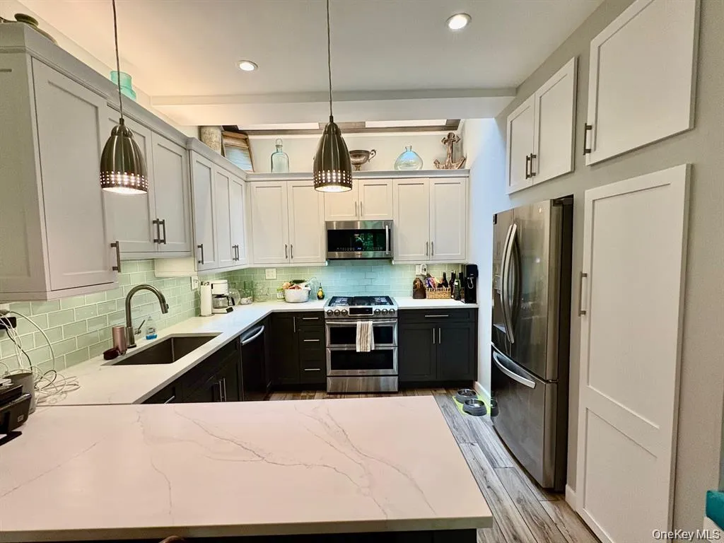 20 High Street, North Hempstead, NY, 1 Bedroom Bedrooms, 3 Rooms Rooms,1 BathroomBathrooms,Residential Lease,For Rent,High,0,1036768 20 High Street, North Hempstead, NY, 1 Bedroom Bedrooms, 3 Rooms Rooms,1 BathroomBathrooms,Residential Lease,For Rent,High,0,1036768