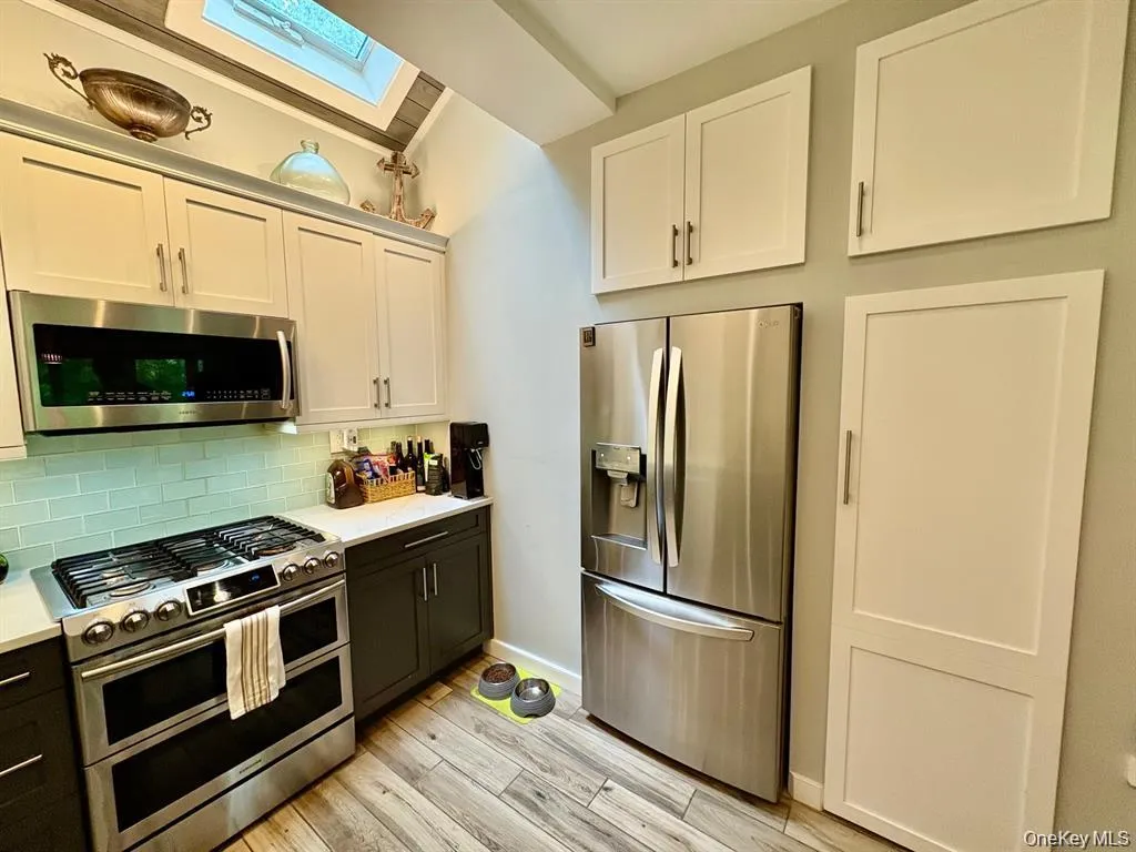 20 High Street, North Hempstead, NY, 1 Bedroom Bedrooms, 3 Rooms Rooms,1 BathroomBathrooms,Residential Lease,For Rent,High,0,1036768 20 High Street, North Hempstead, NY, 1 Bedroom Bedrooms, 3 Rooms Rooms,1 BathroomBathrooms,Residential Lease,For Rent,High,0,1036768