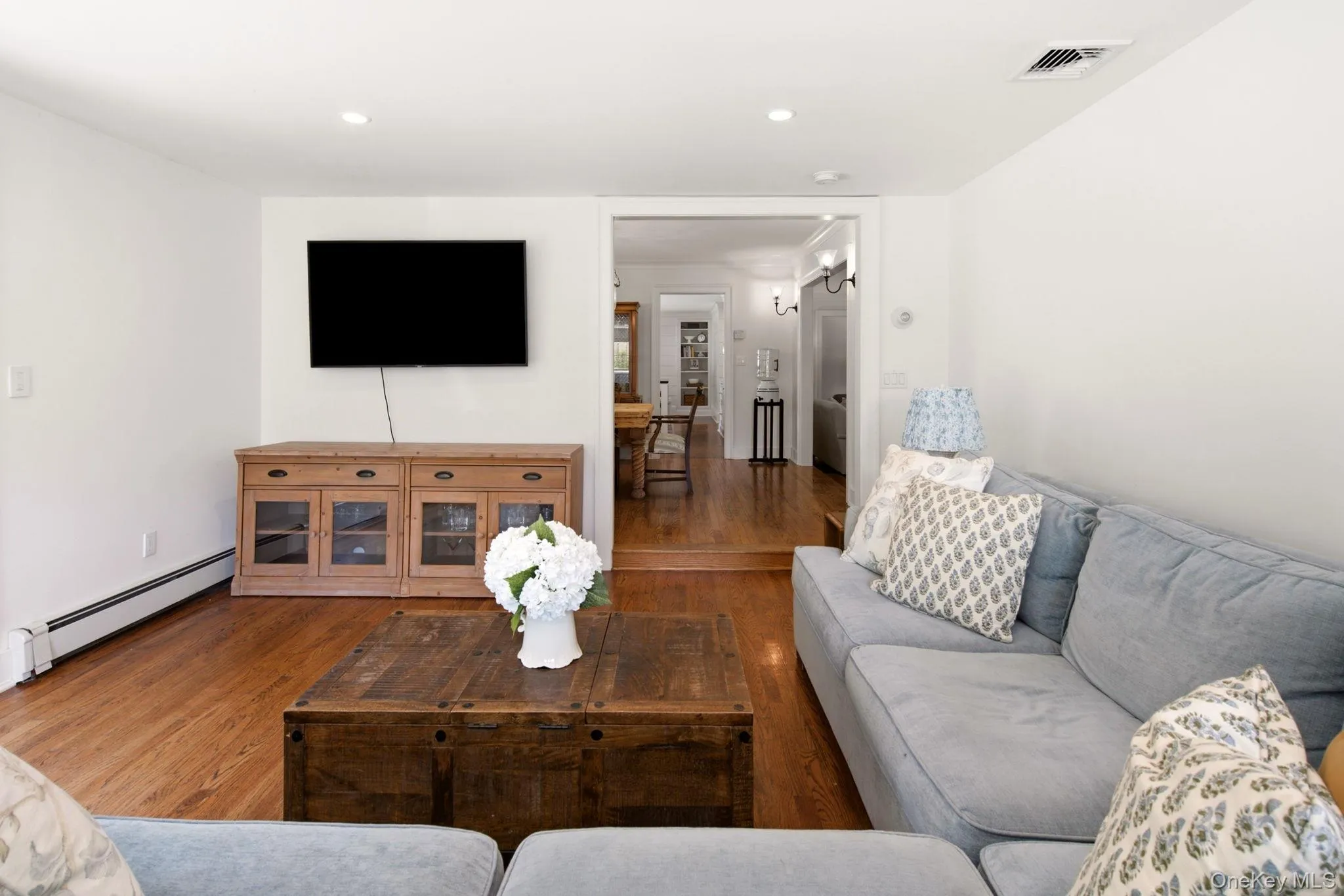 Cozy space for watching the game! Cozy space for watching the game!