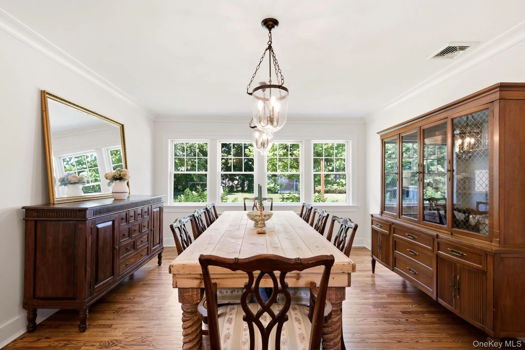Gracious Dining Room is perfect for holiday gatherings. Gracious Dining Room is perfect for holiday gatherings.