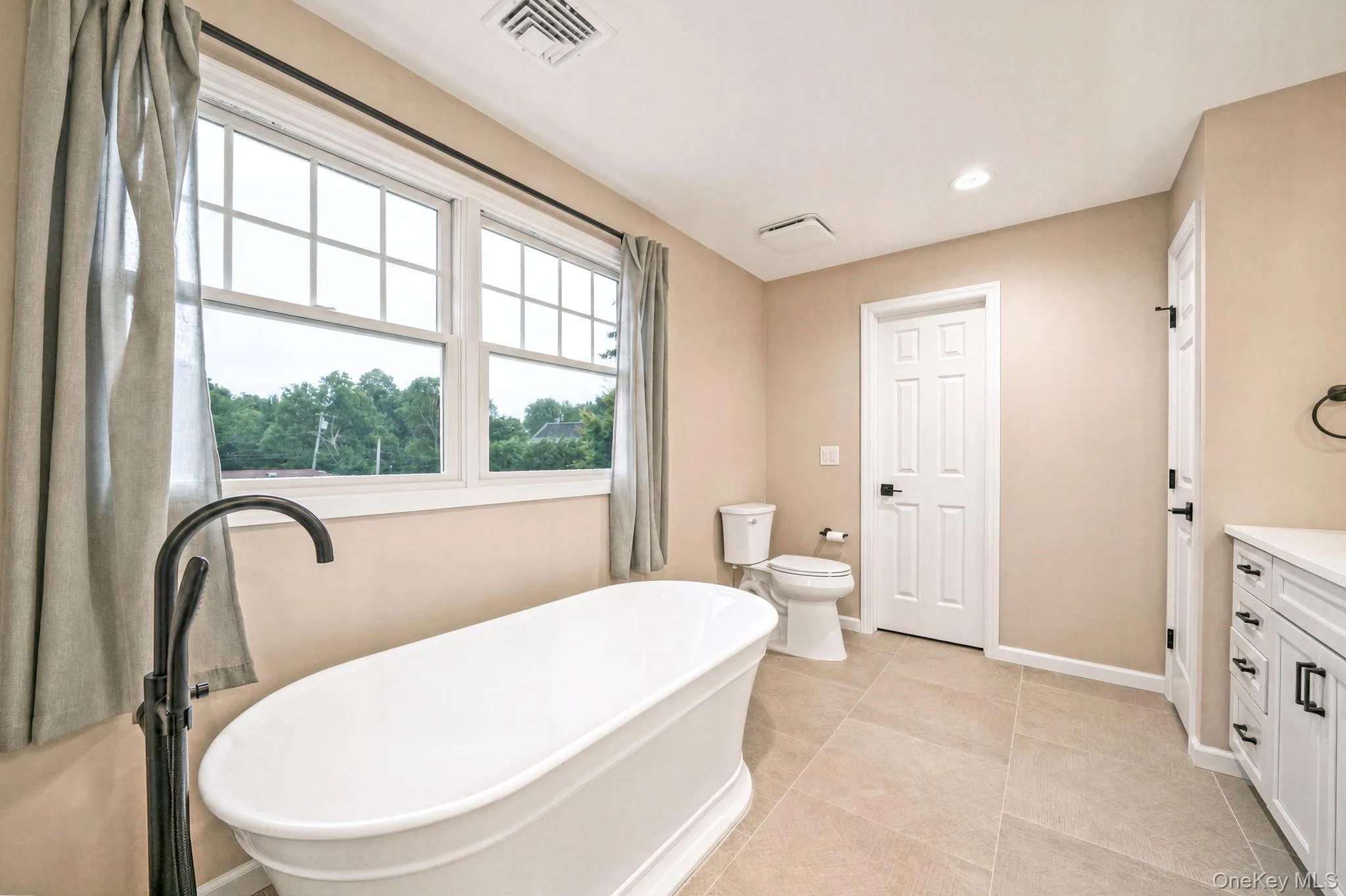 15 Kirby Lane, Huntington, NY, 5 Bedrooms Bedrooms, 13 Rooms Rooms,4 BathroomsBathrooms,Residential,For Rent,Kirby,0,1036775 15 Kirby Lane, Huntington, NY, 5 Bedrooms Bedrooms, 13 Rooms Rooms,4 BathroomsBathrooms,Residential,For Rent,Kirby,0,1036775